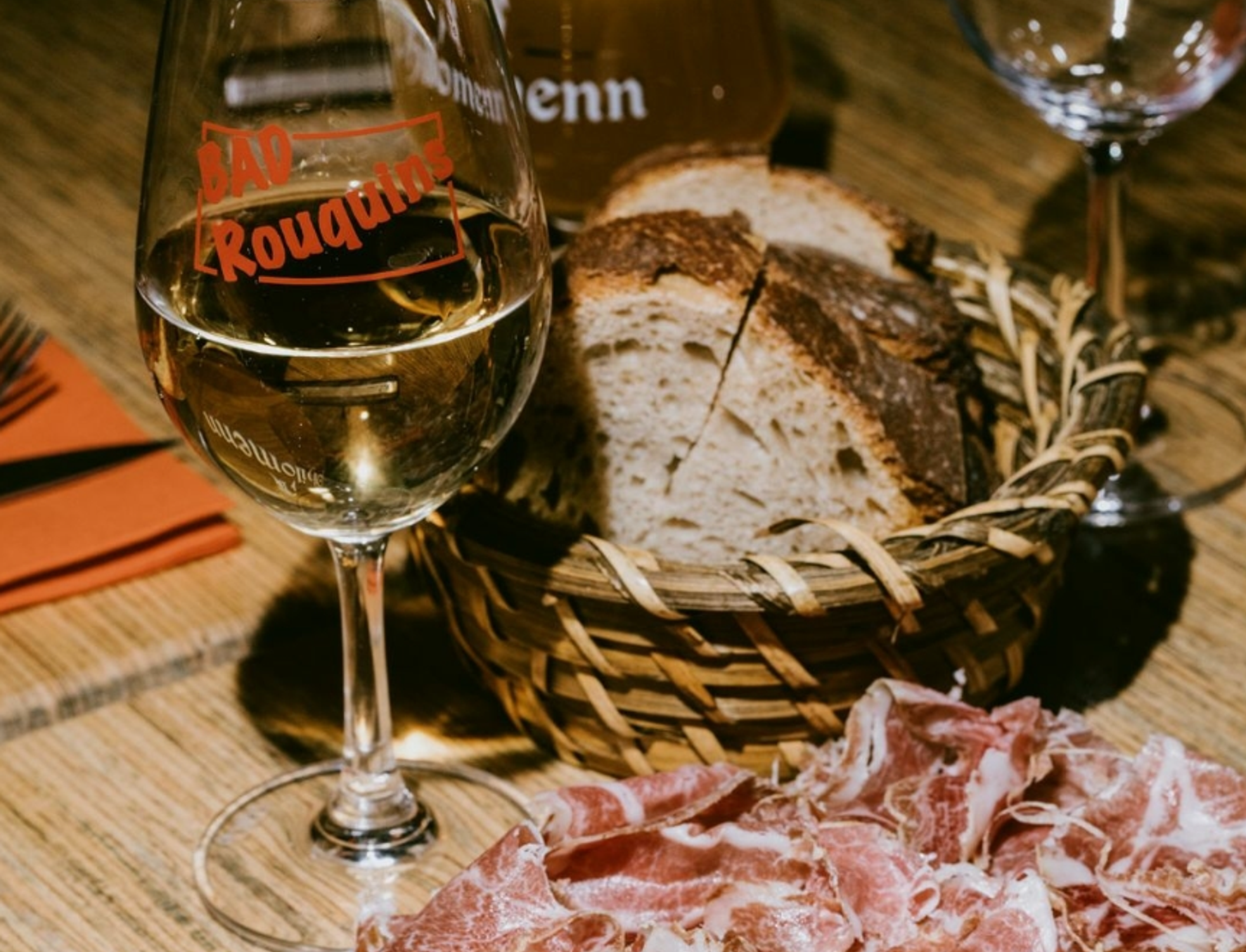 bar_a_vin_les_rouquins_paris_planche_charcuterie_verre_de_vin