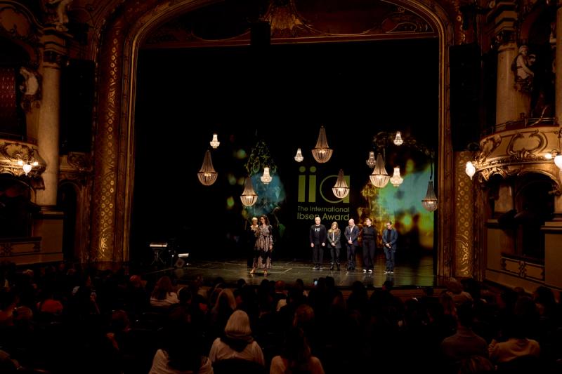 Bilde fra utdelingen av Den internasjonale Ibsenprisen