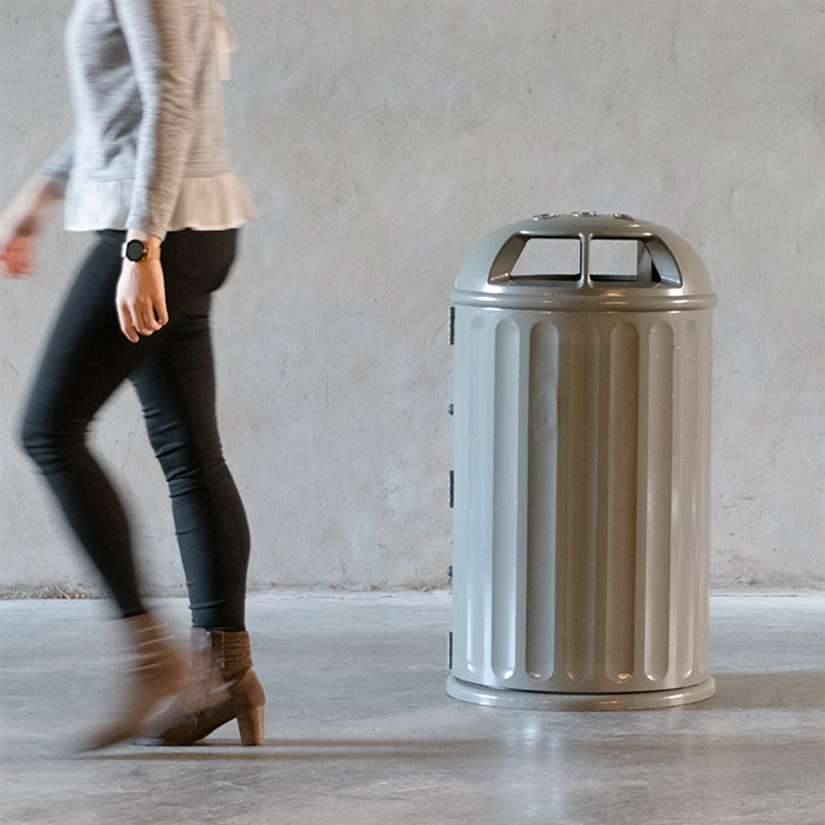 Afvalbak door Cides voor de Stad Brugge, gemaakt van aluminium, met sorteervakken en geïntegreerde asbak, klassieke straatstijl en natuurlijke kleur voor subtiele integratie in de stadse omgeving, met dame