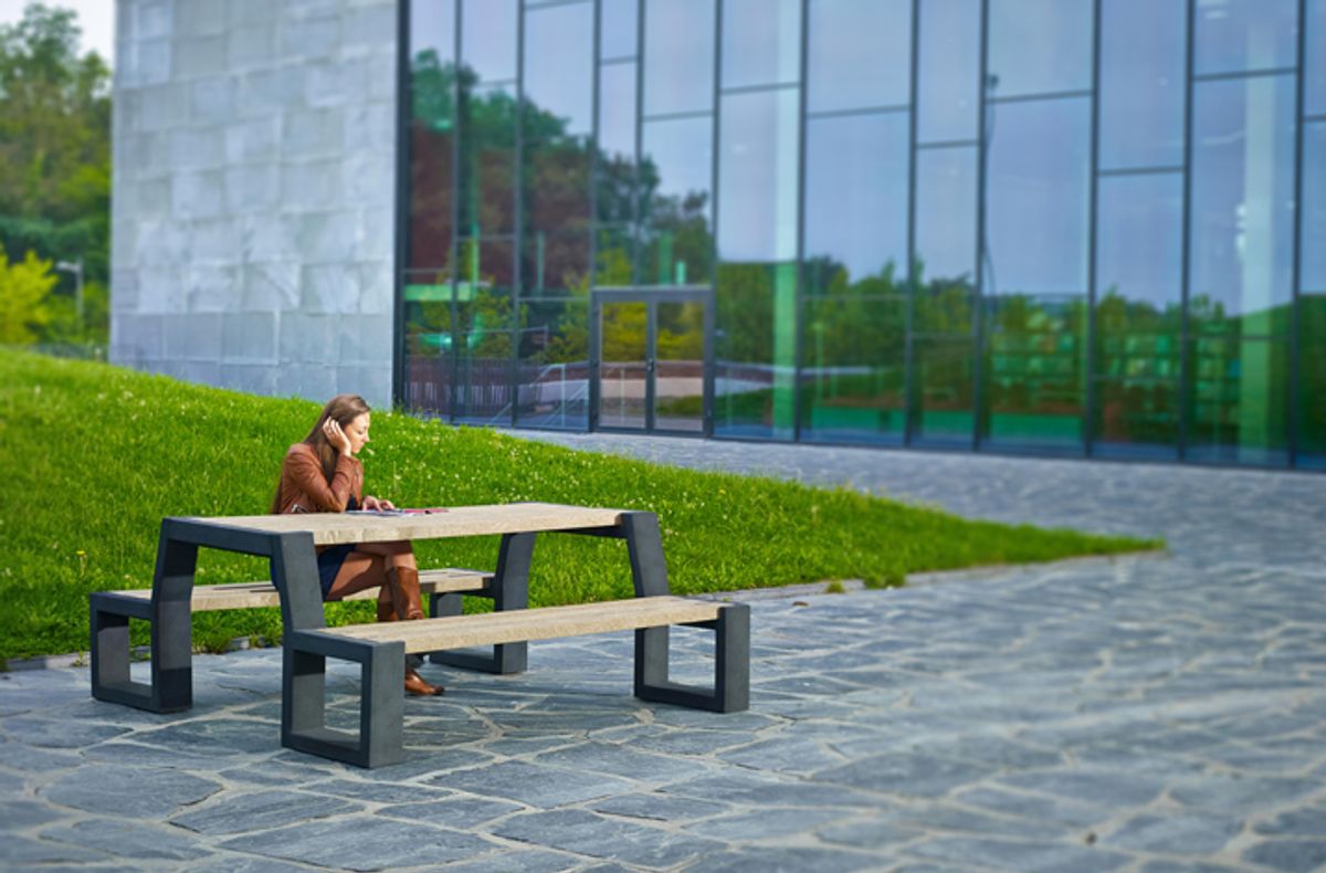Matrix straatmeubilair door Govaplast, gemaakt van 100% gerecycled plastic, rotbestendig, onderhoudsvrij, langdurige levensduur, bestand tegen UV-stralen en graffiti, picknicktafel