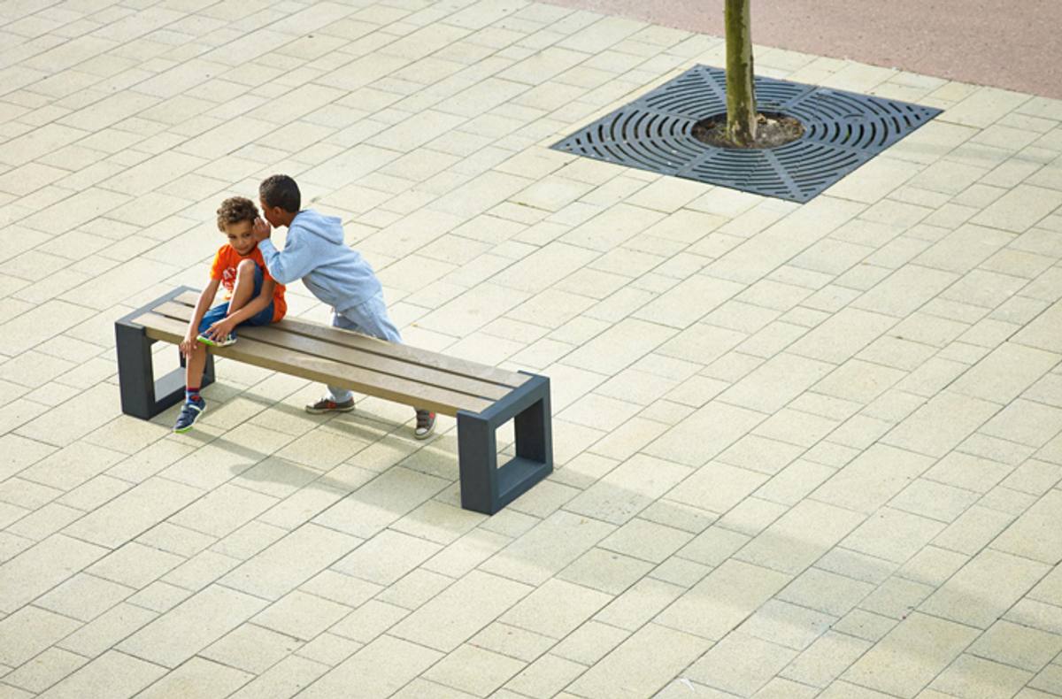 Matrix straatmeubilair door Govaplast, gemaakt van 100% gerecycled plastic, rotbestendig, onderhoudsvrij, langdurige levensduur, bestand tegen UV-stralen en graffiti, zitbank