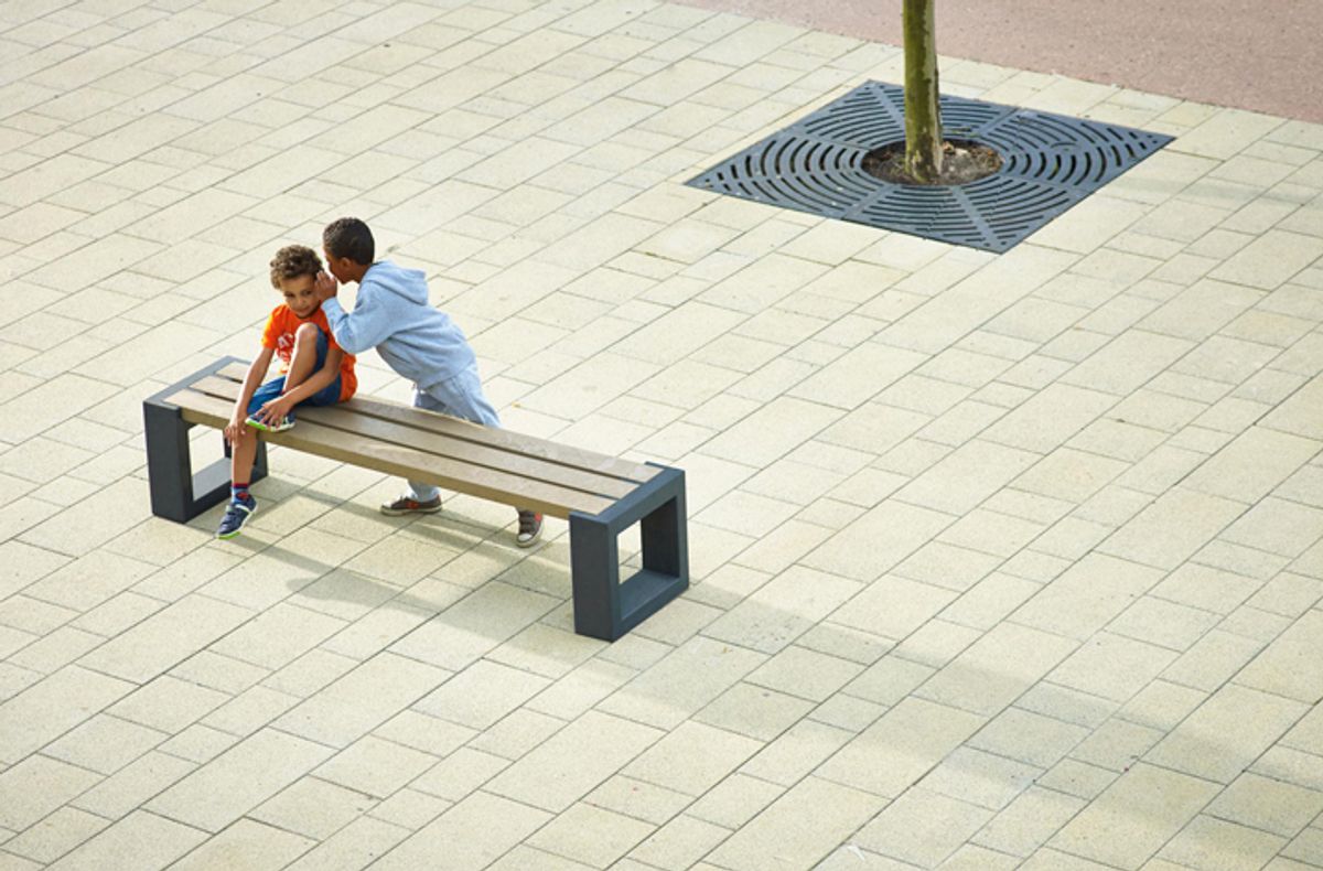 Matrix straatmeubilair door Govaplast, gemaakt van 100% gerecycled plastic, rotbestendig, onderhoudsvrij, langdurige levensduur, bestand tegen UV-stralen en graffiti, zitbank