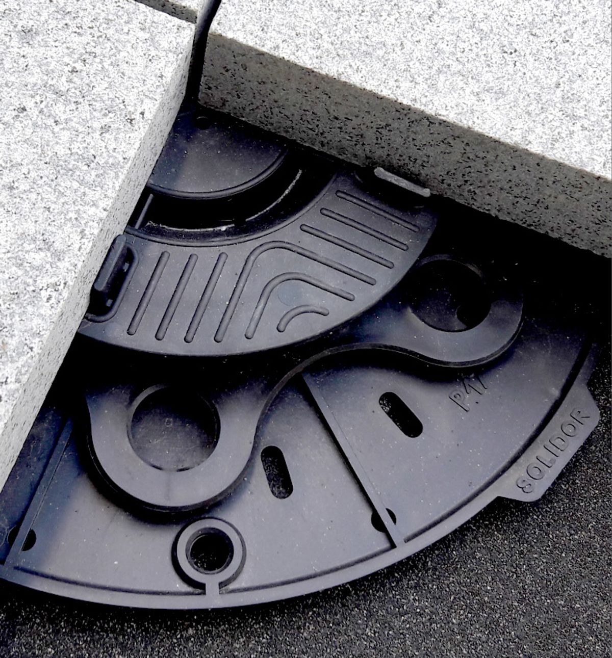 Solidor Premium nivelleersysteem, nieuwe generatie terrasdragers met minimale afmetingen voor maximale mogelijkheden, automatische hellingcorrector, moduleerbaar systeem van 17 millimeter tot 1 meter, schroefdraad met eindblokkering, conceptontwerp, prototyping, plastics engineering, detailzicht