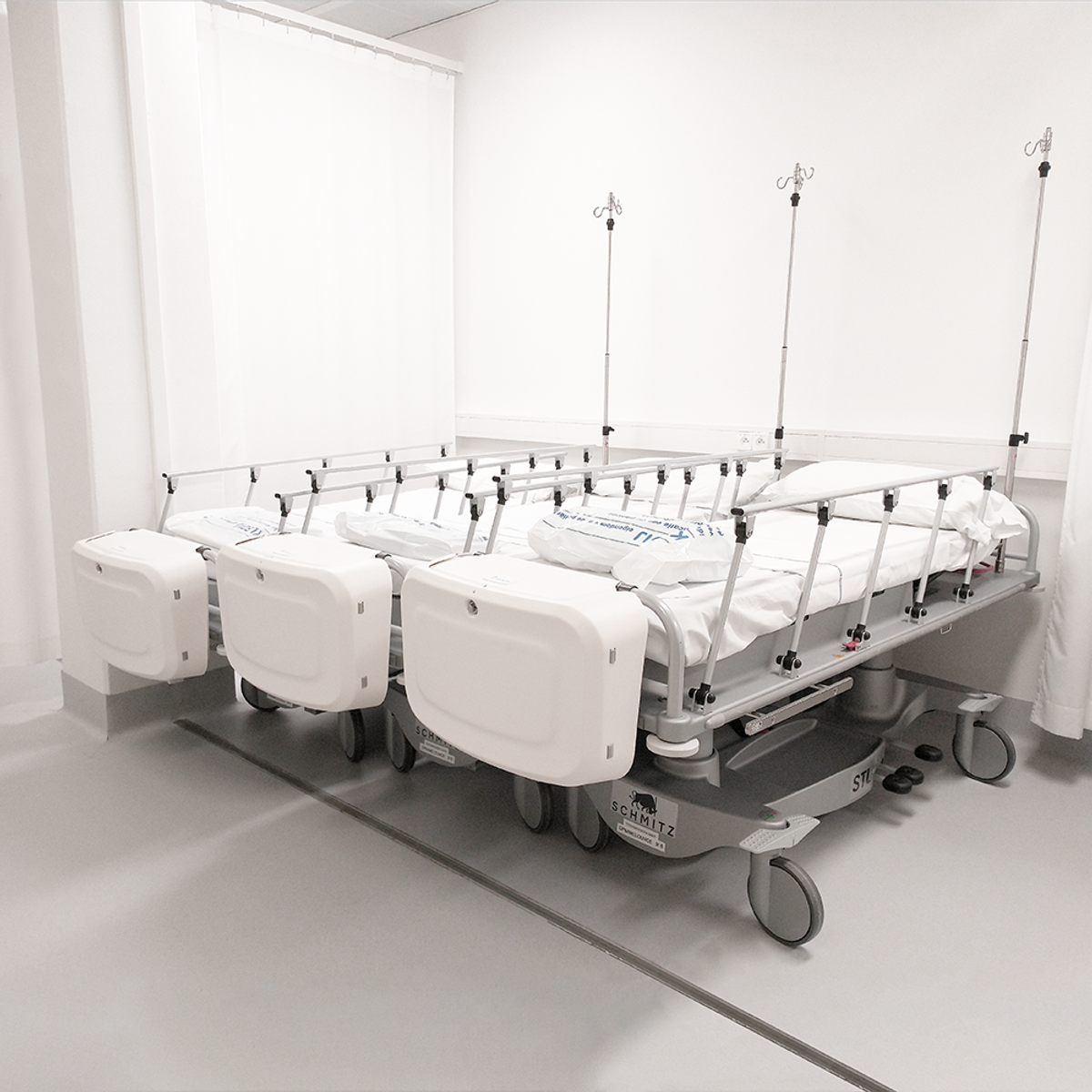 Ziekenhuisbedkoffer door Hospi Case, bevestigd aan het bed, meereizend met de patiënt, voor veilige opslag van persoonlijke spullen tijdens dagbehandelingen, uz Leuven