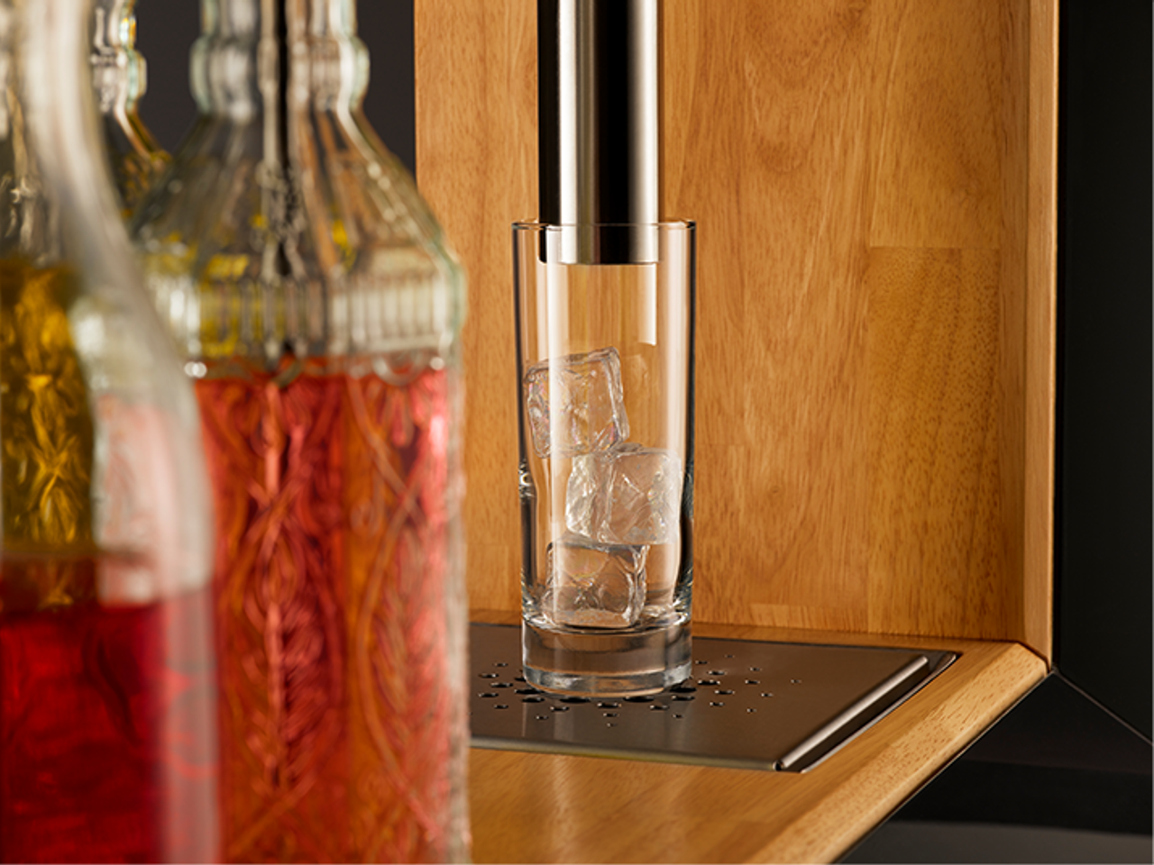 Dispensing nozzle above a glass with ice