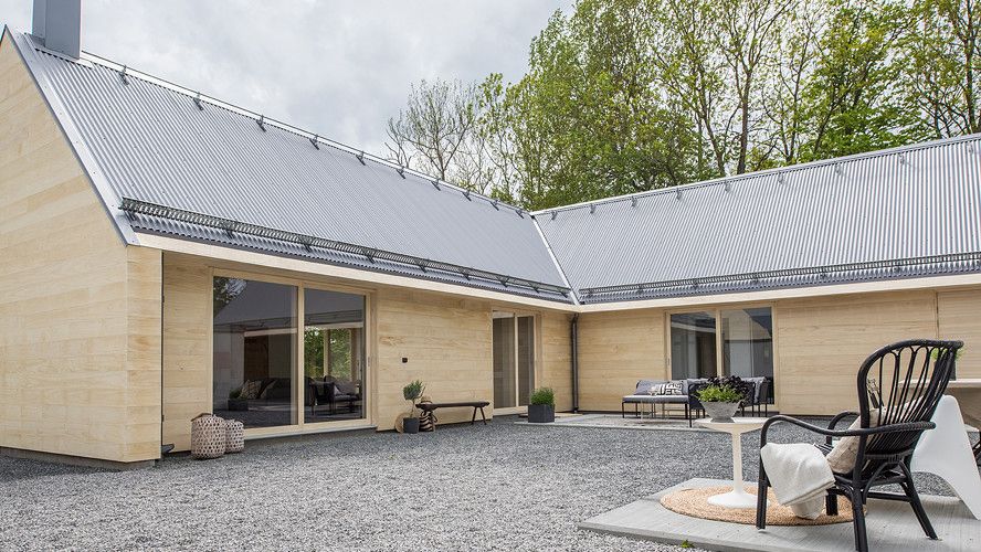 minimalistisk enebolig med kledning av accoya