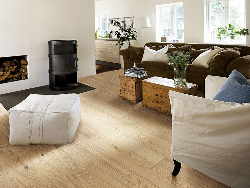 stue med brede eikeplanker på gulvet