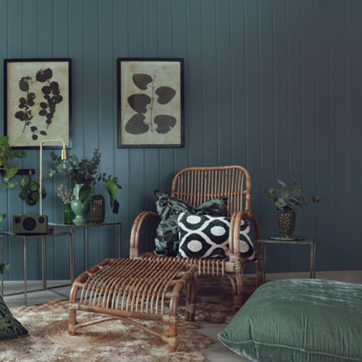 Blågrønne veggplater i MDF i stue med bambuslenestol og bord.