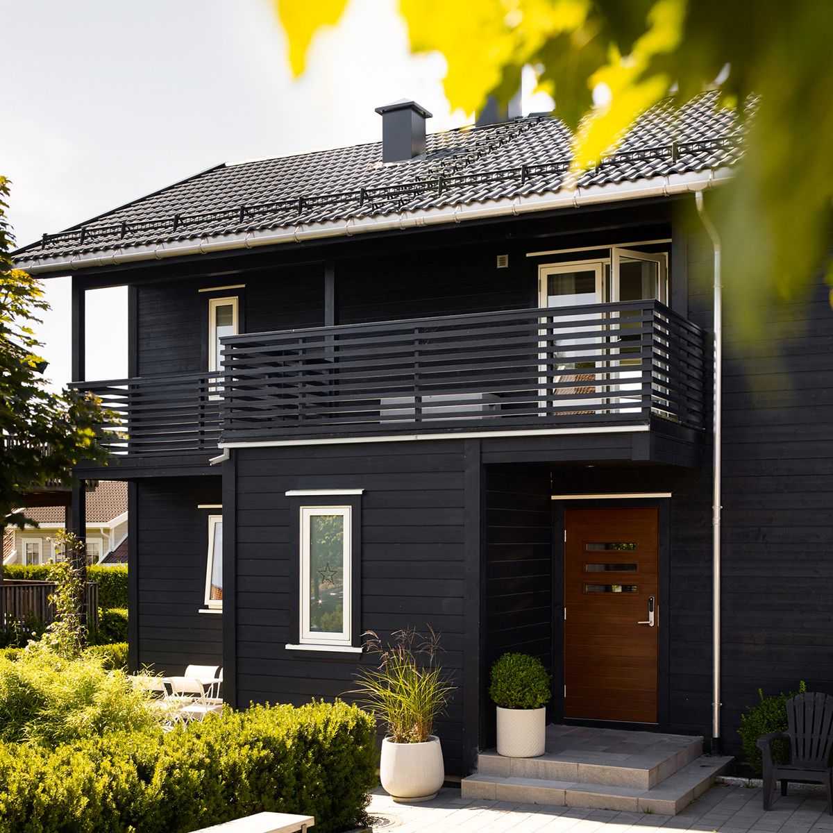 Villa malt i sort med hage