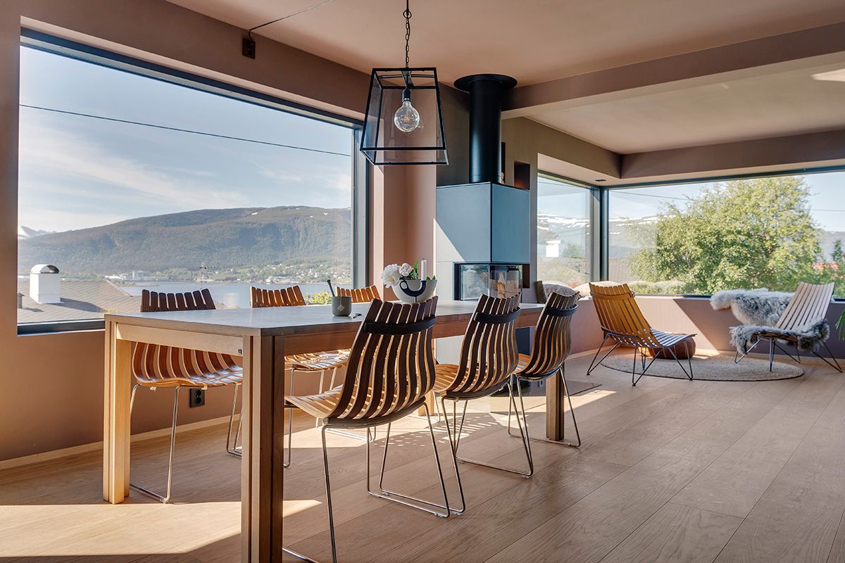 moderne stue med skandinavisk stil. Store alu-vinduer med utsikt