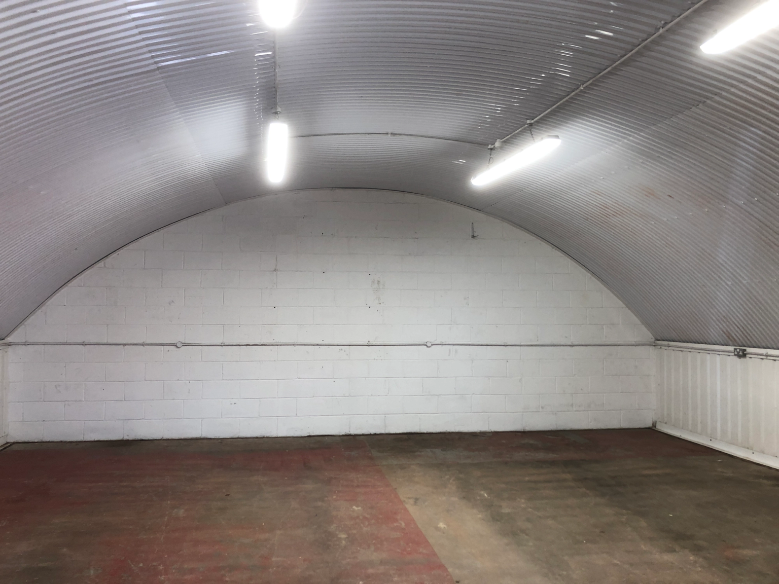 An empty arch with white lining