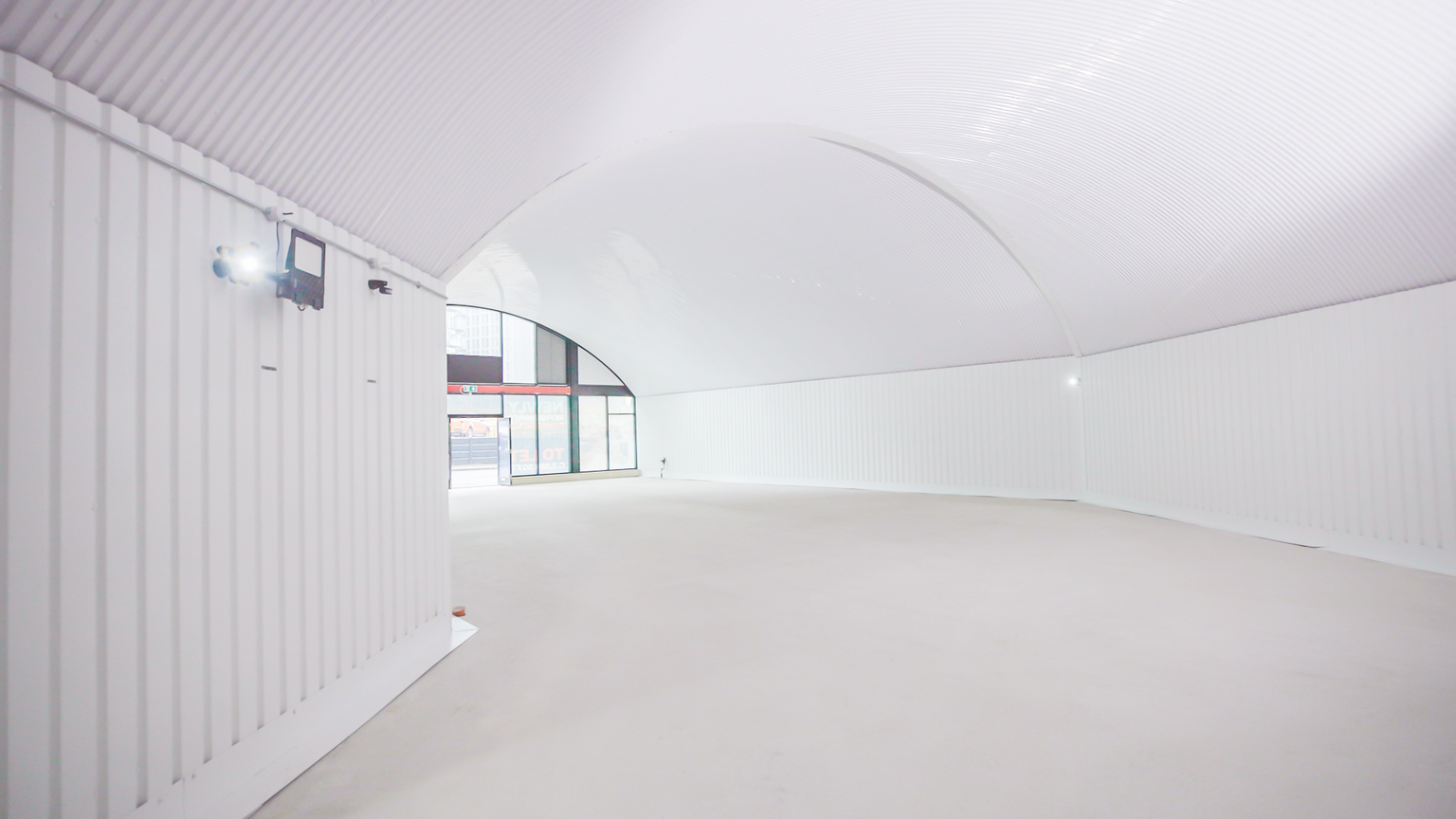 An empty arch with white lining