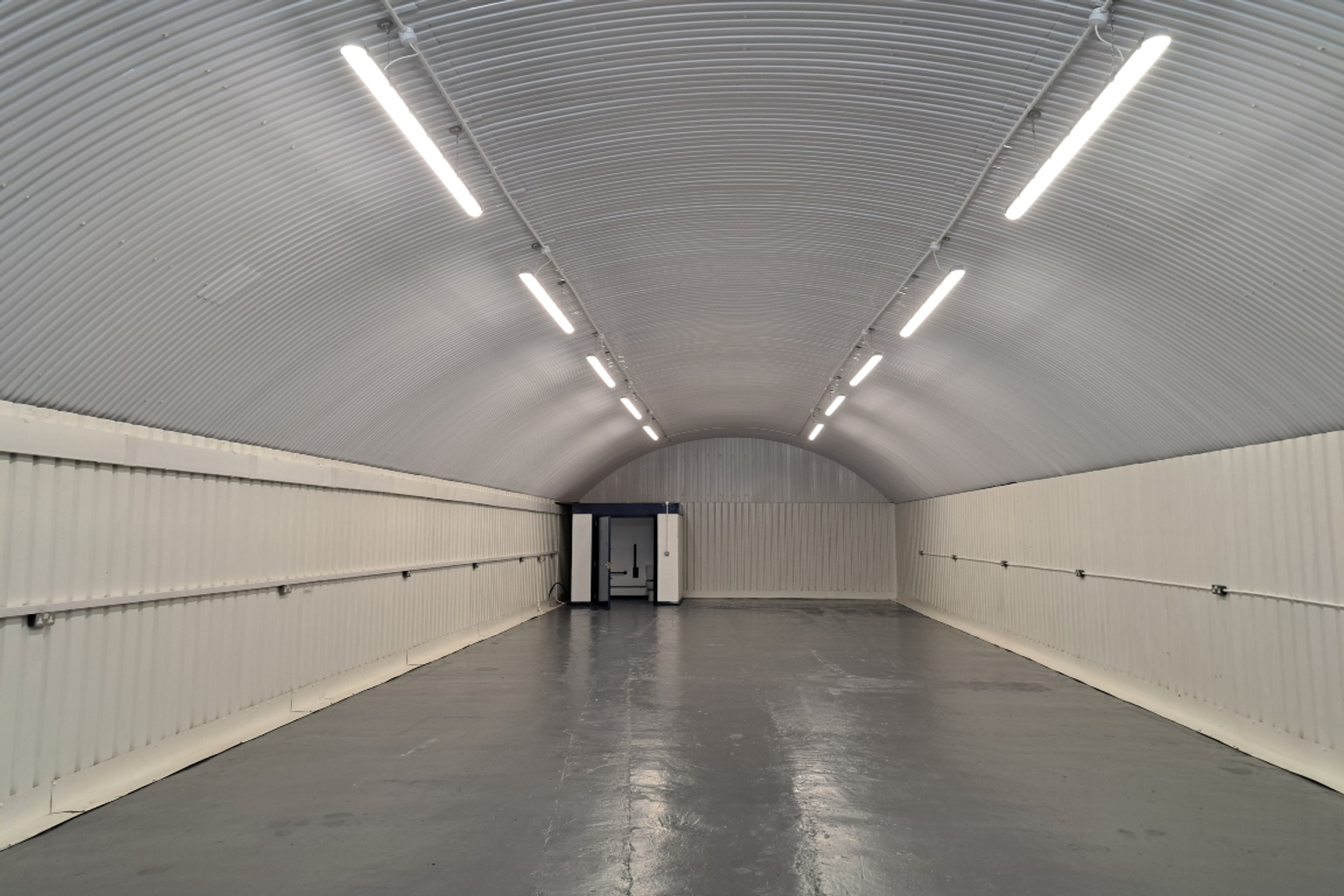 An empty arch with white lining