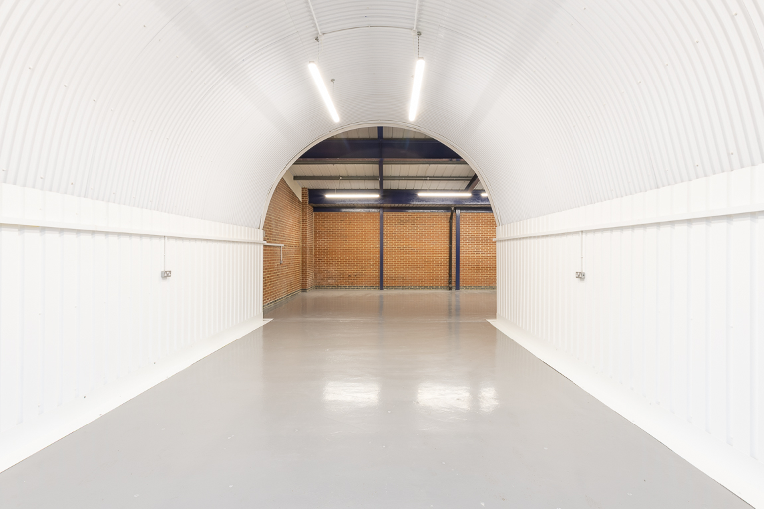 An empty arch with white lining, made up of two interlinked arches.