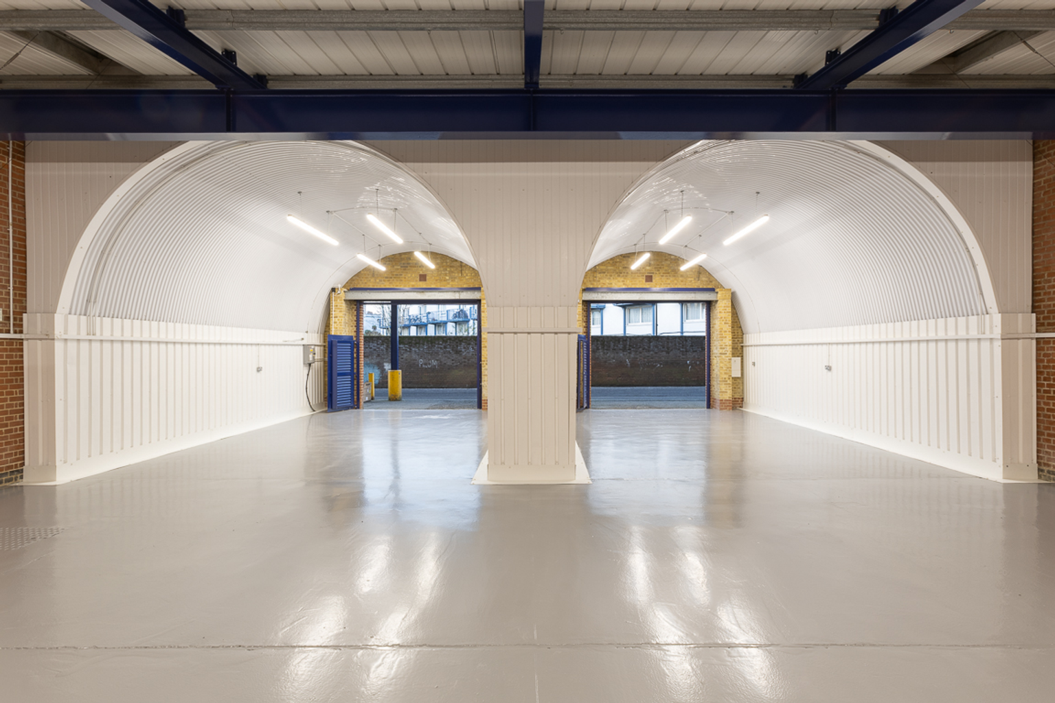 An empty arch with white lining, made up of two interlinked arches.