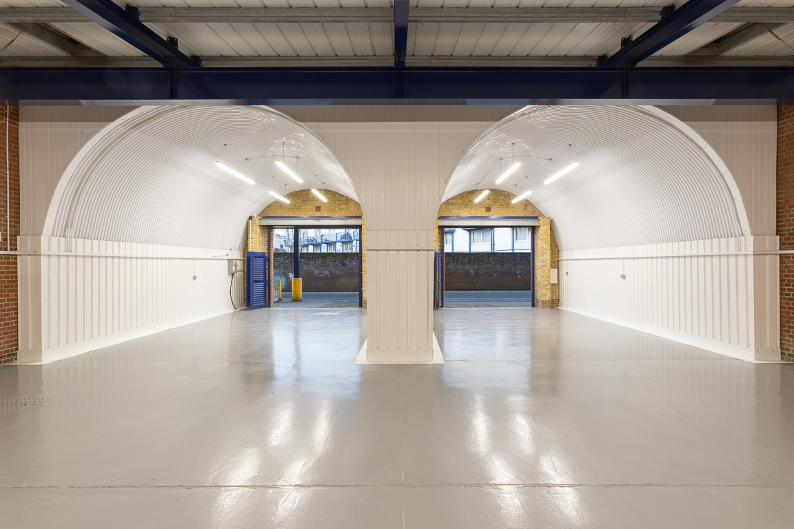 An empty arch with white lining, made up of two interlinked arches.