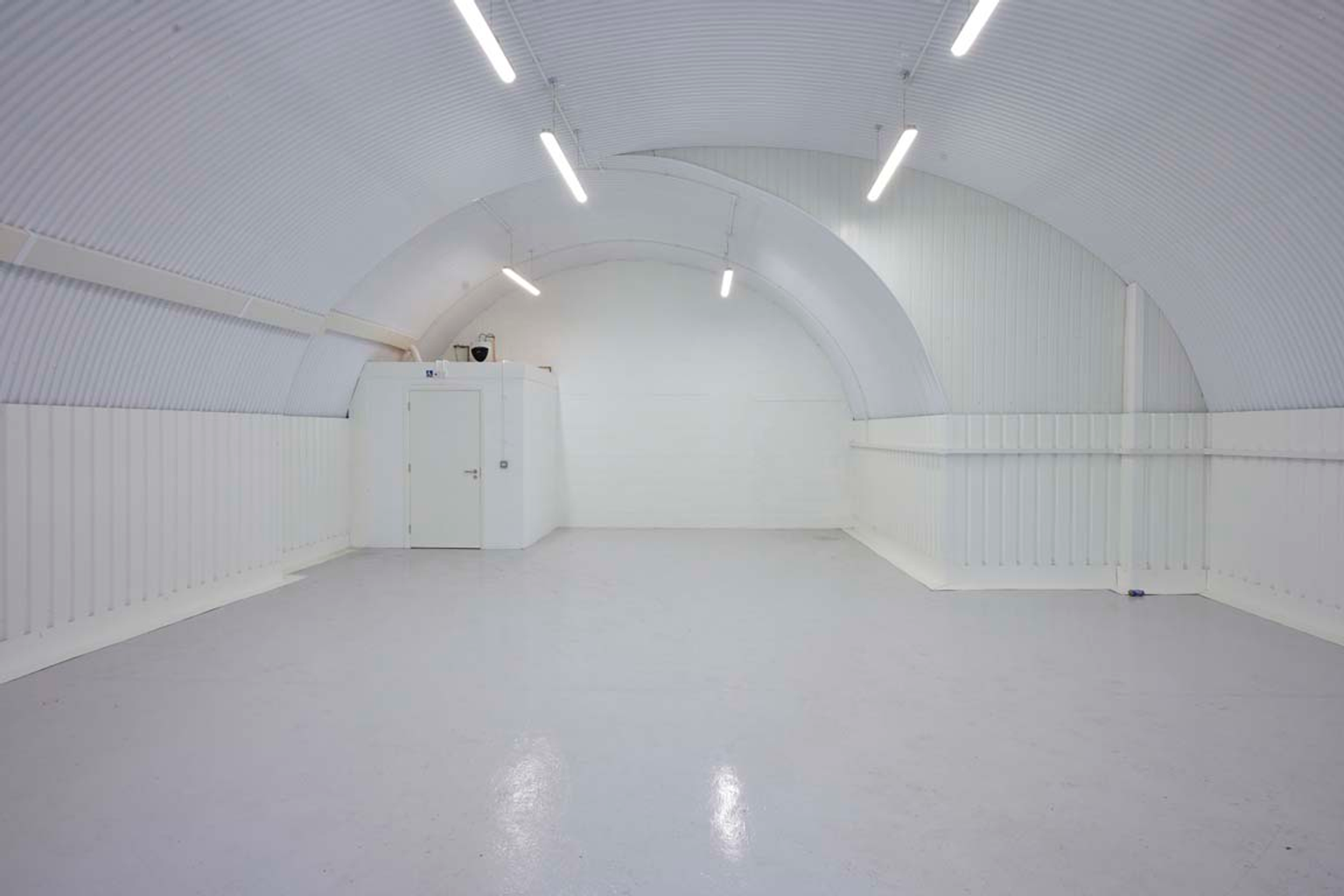 An empty arch with white lining