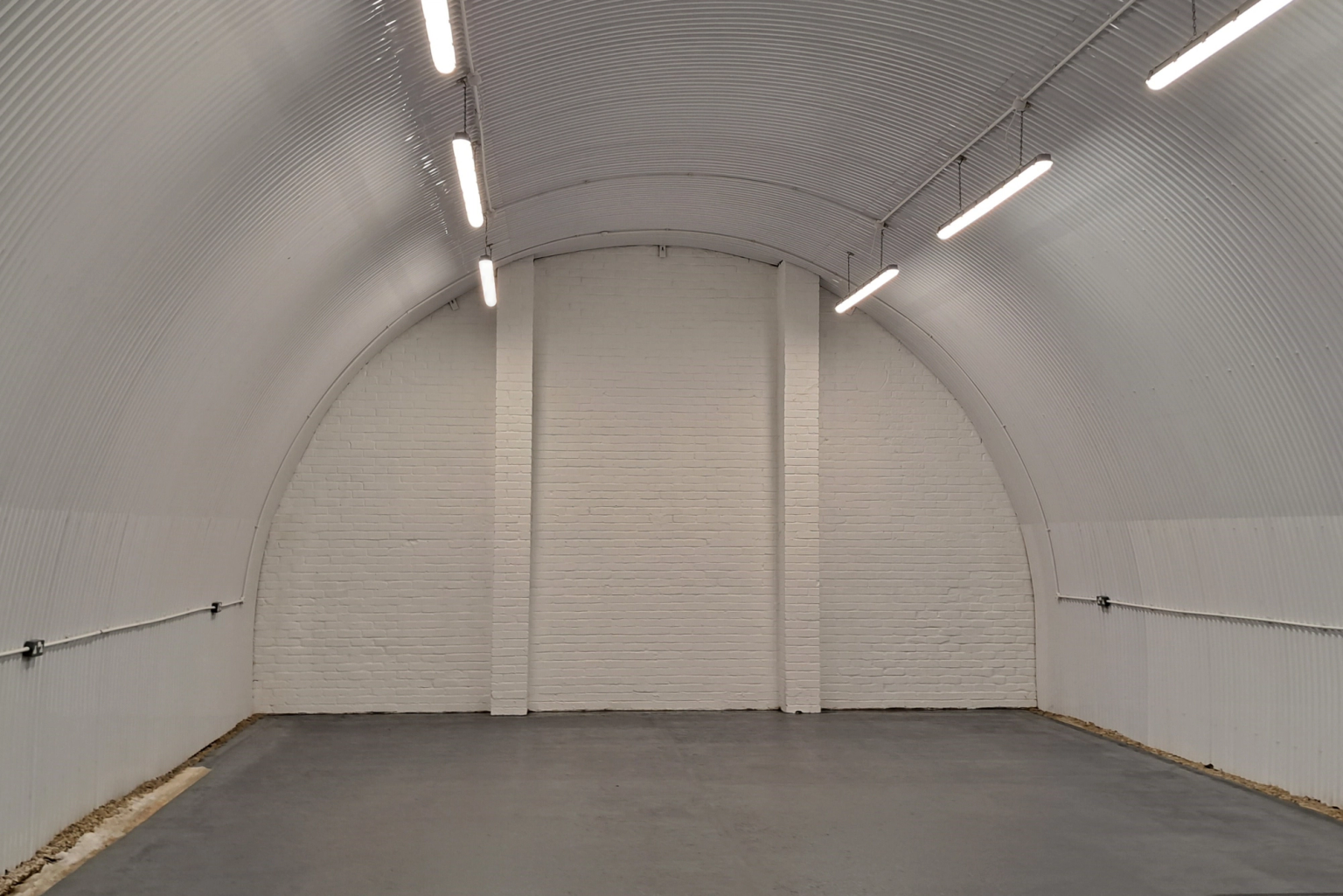 An empty arch with white lining