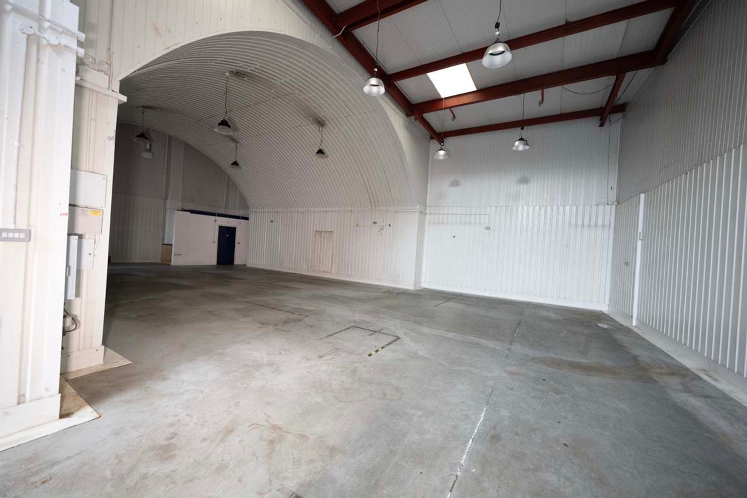 An empty arch with white lining