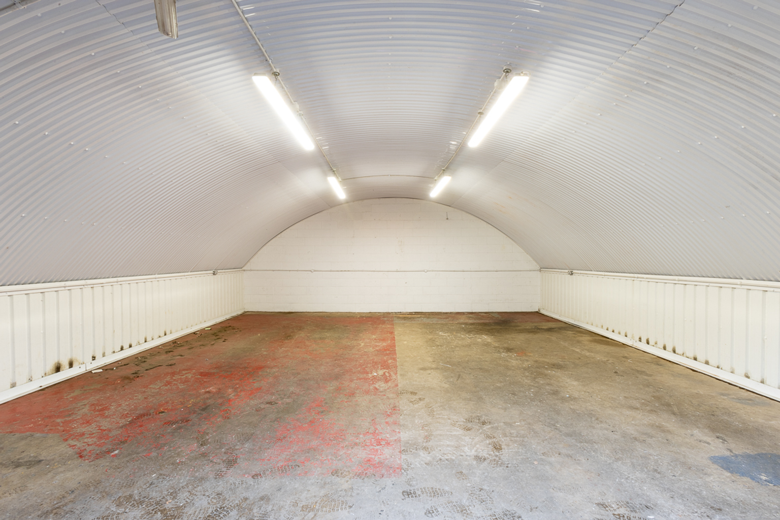 An empty arch with white lining
