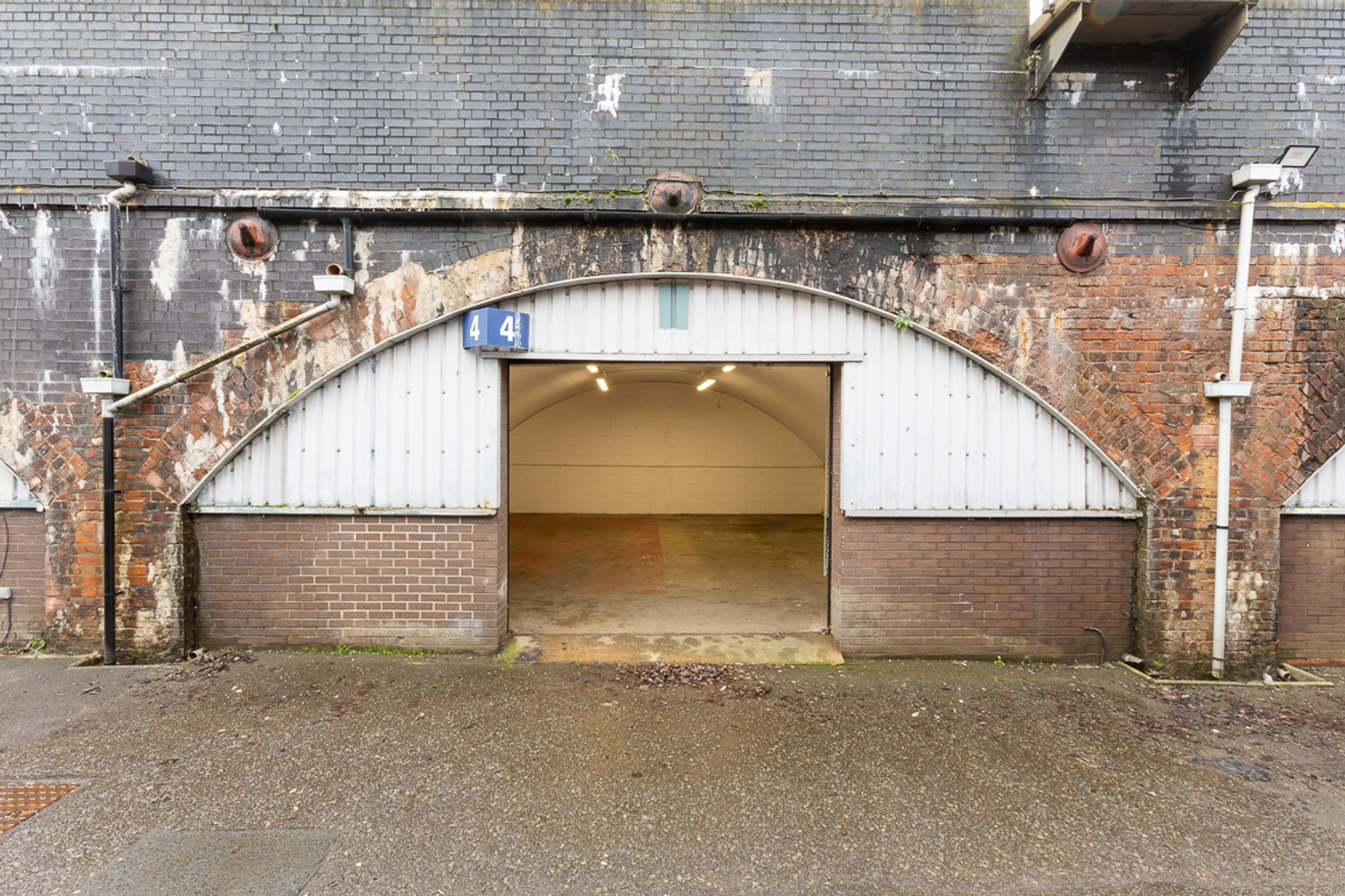 An empty arch with white lining