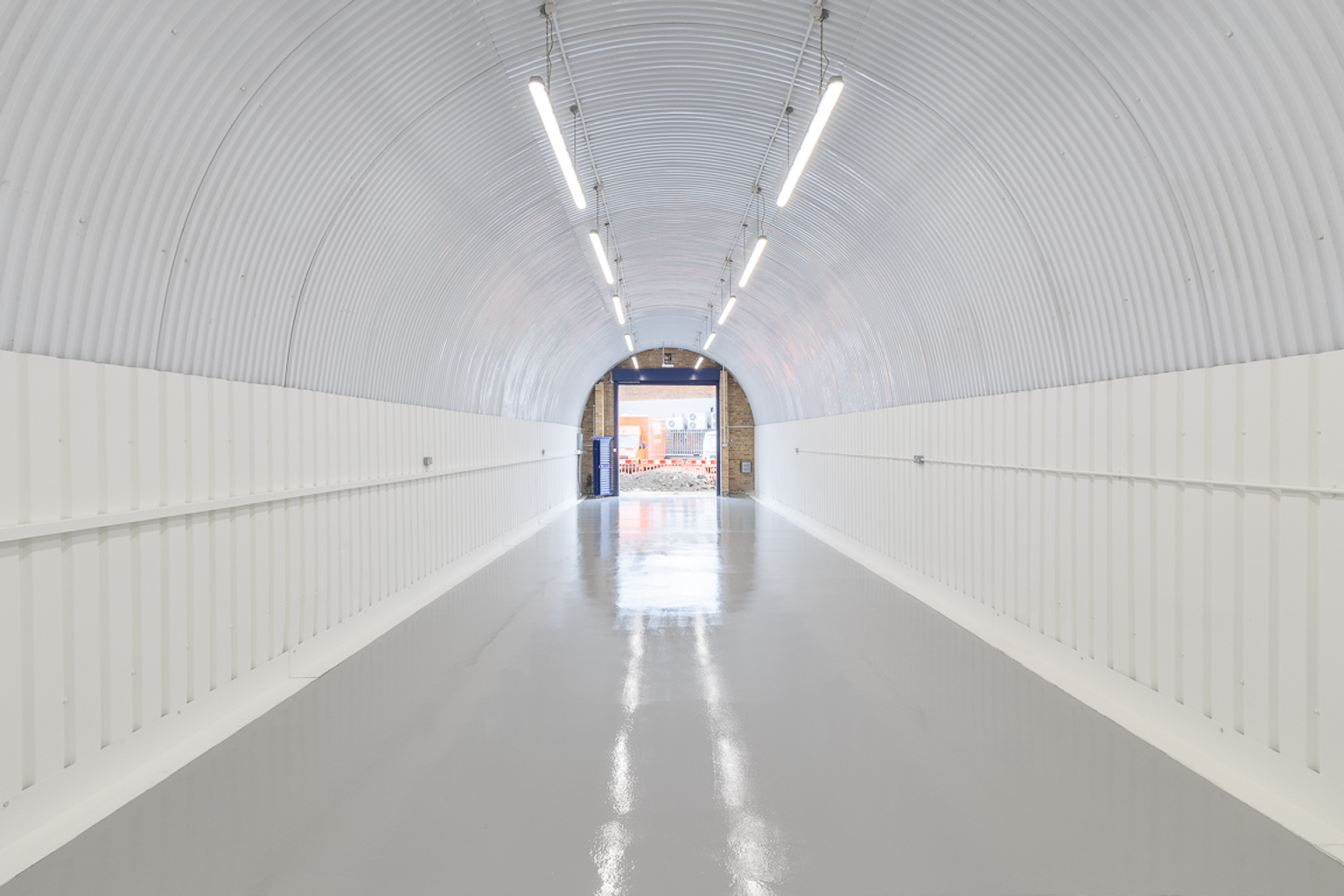 An empty arch with white lining