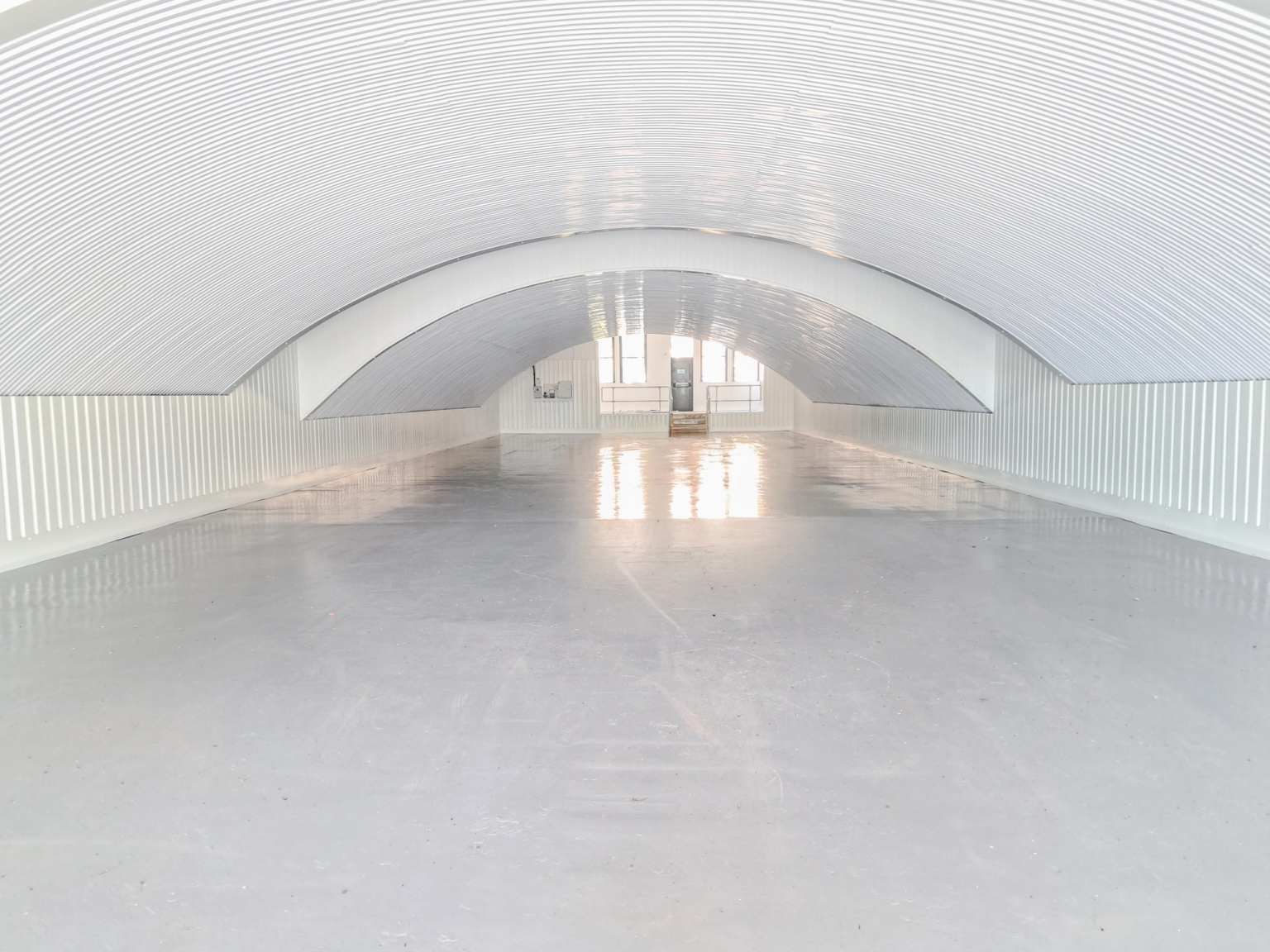 An empty arch with white lining