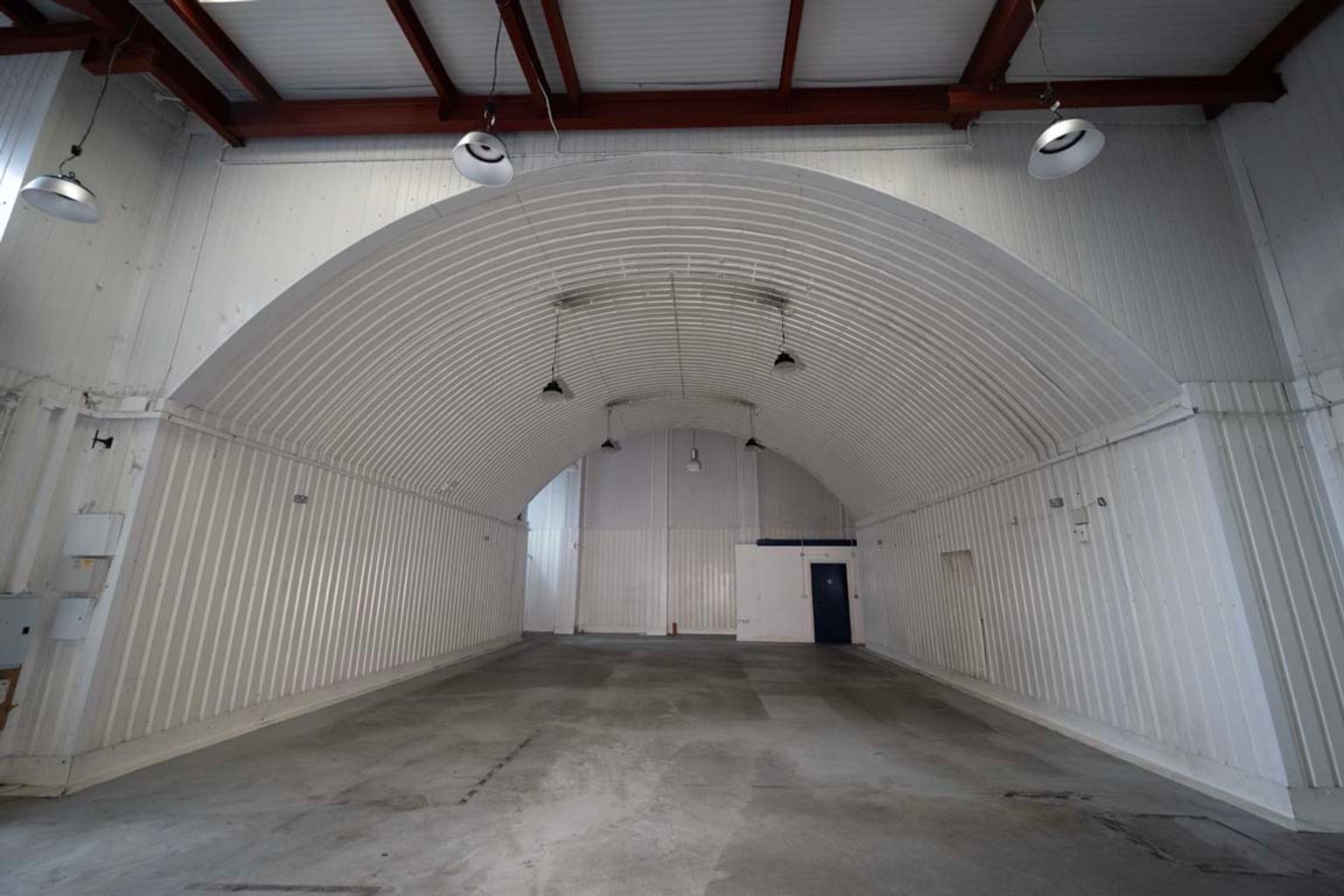An empty arch with white lining