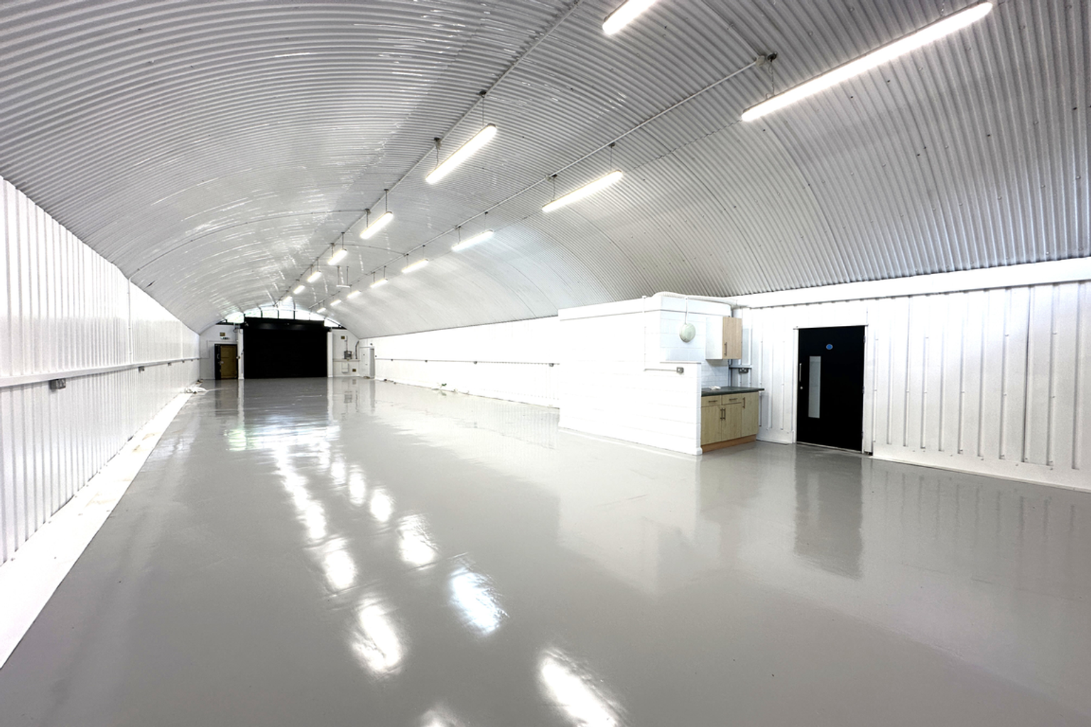An empty arch with white lining