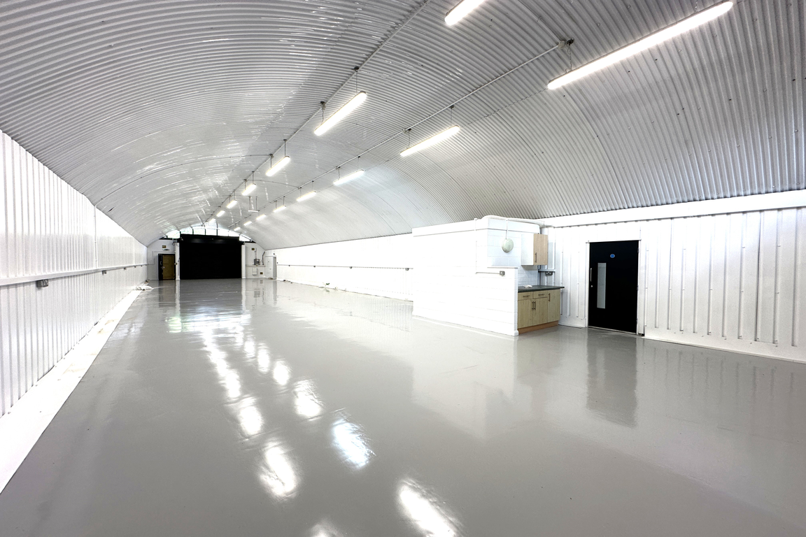 An empty arch with white lining