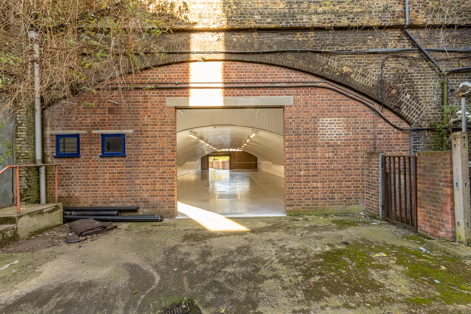 An empty arch with lining and a WC cubicle to the back
