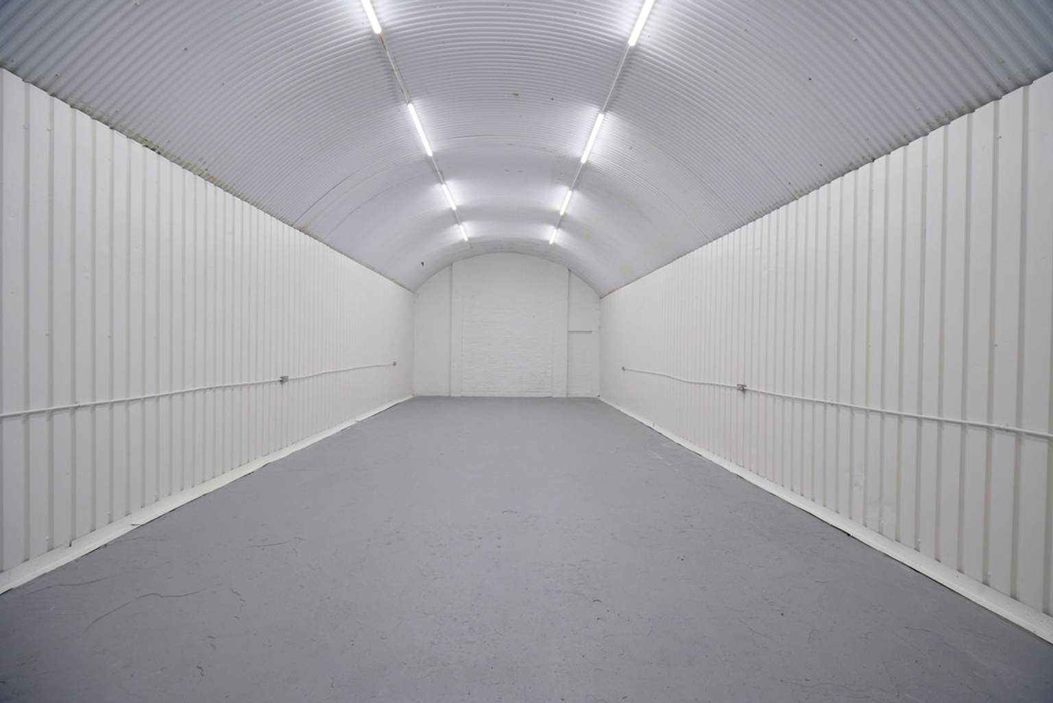 An empty arch with white lining