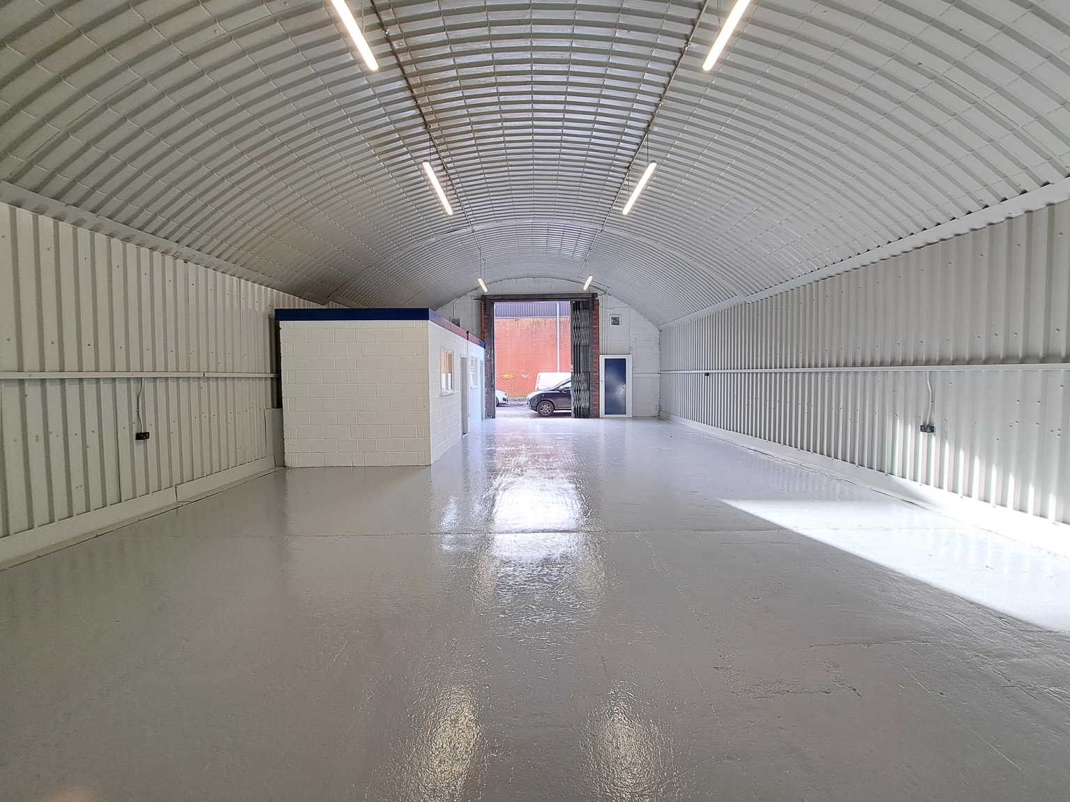 An empty arch with white lining