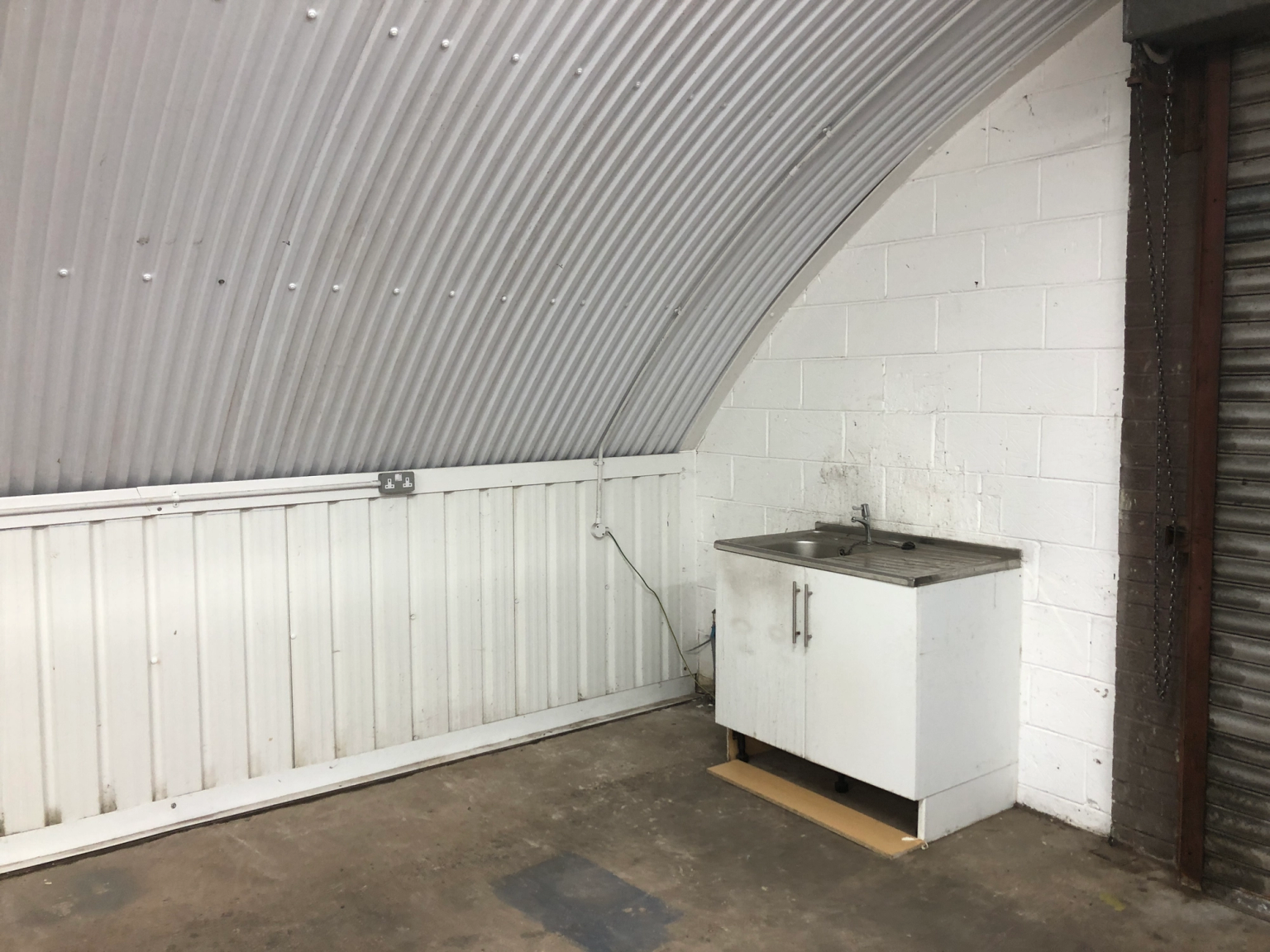 An empty arch with white lining