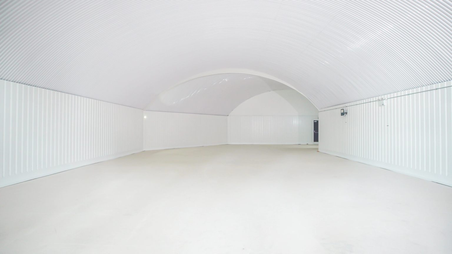 An empty arch with white lining
