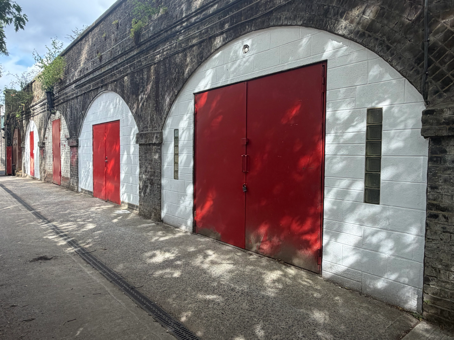 An empty arch with white lining