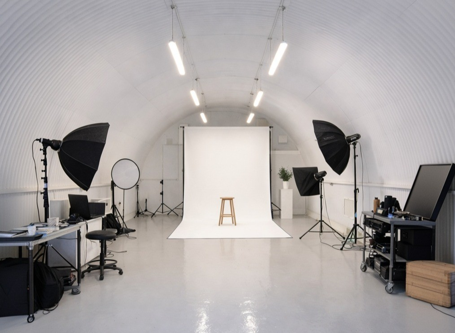 An empty arch with white lining