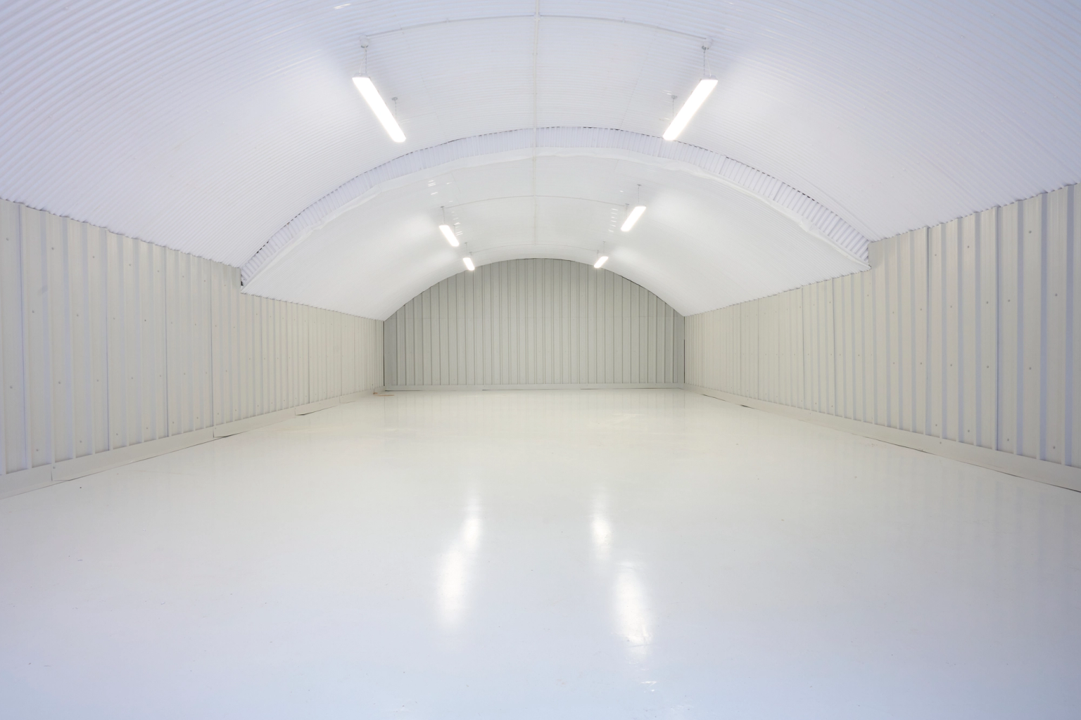 An empty arch with white lining