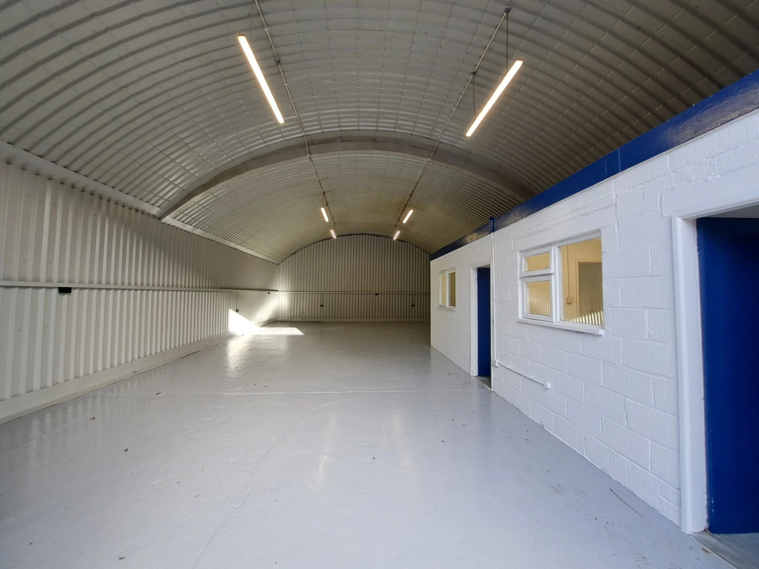 An empty arch with white lining