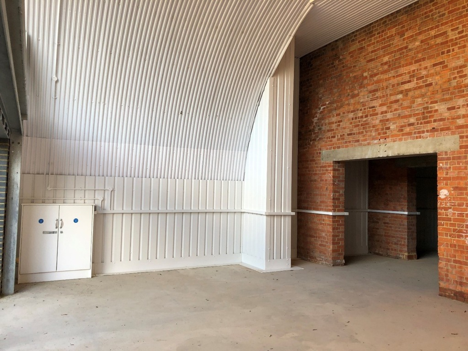 An empty arch with white lining