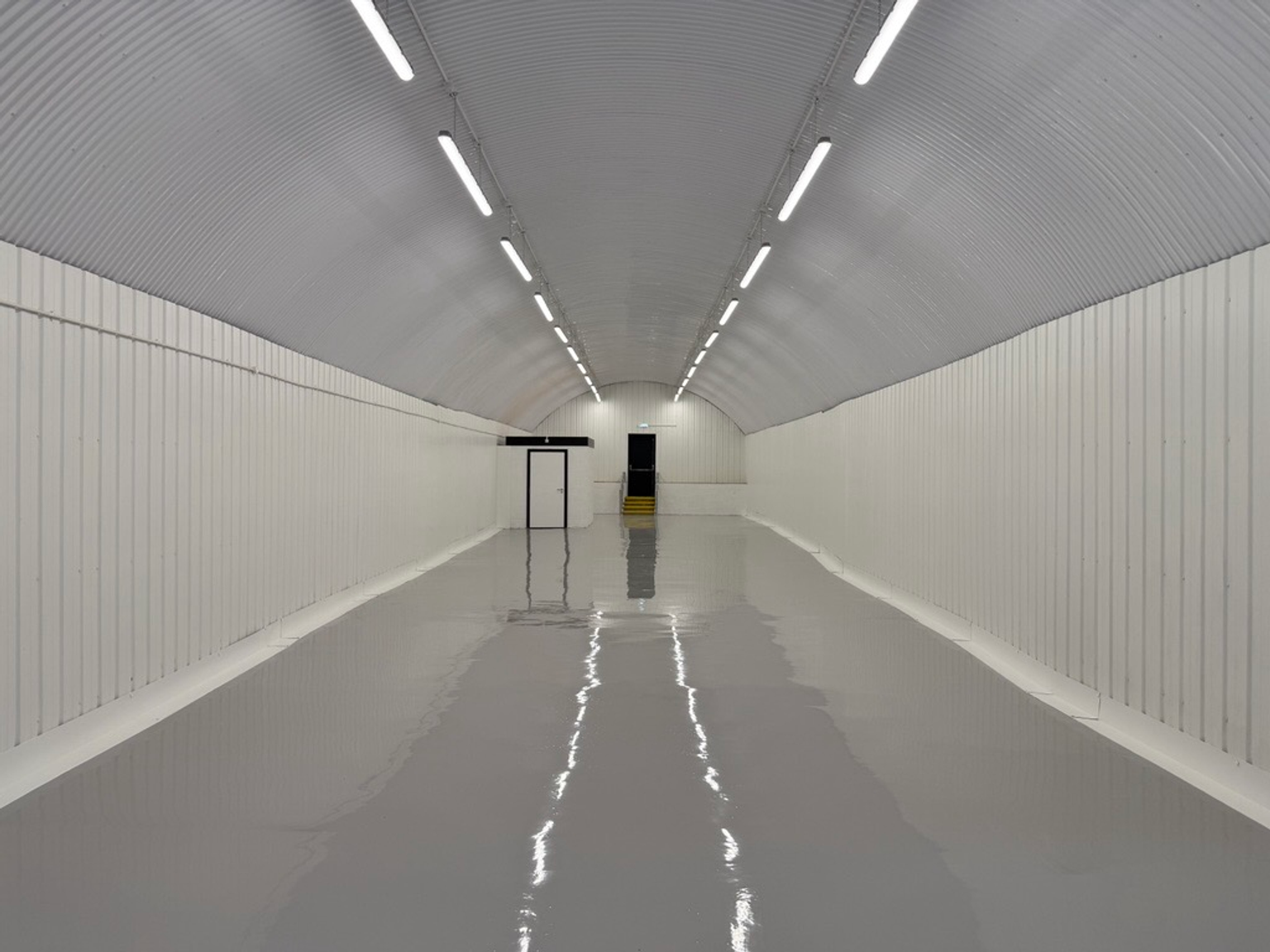 An empty arch with white lining