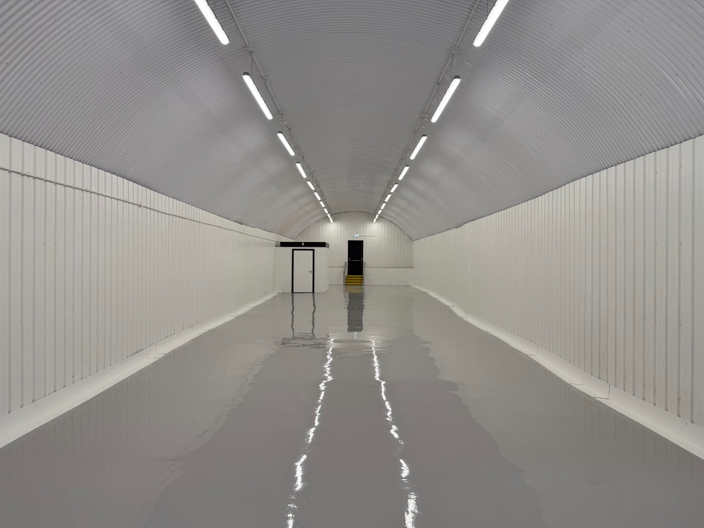 An empty arch with white lining