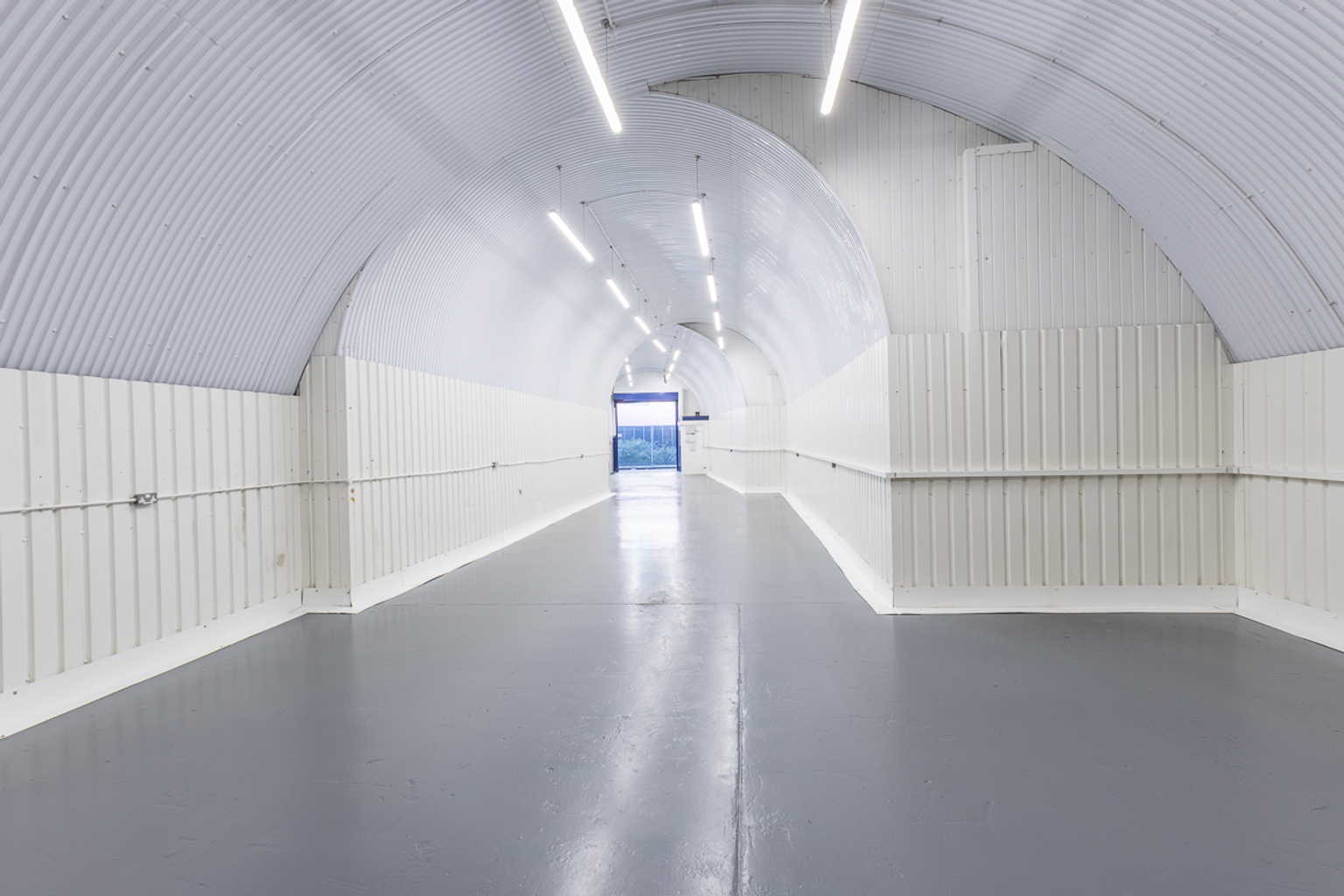 An empty arch with white lining