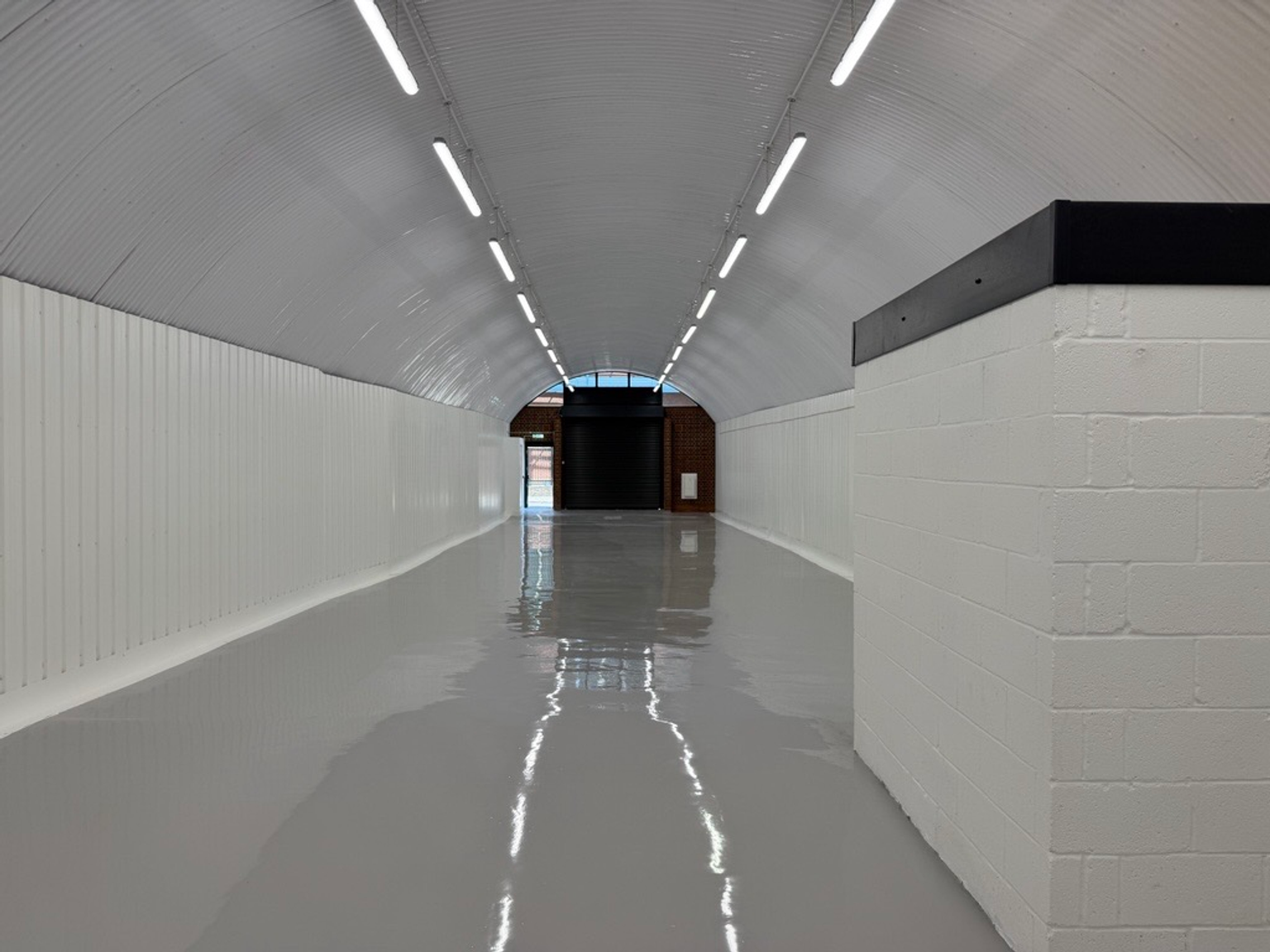 An empty arch with white lining