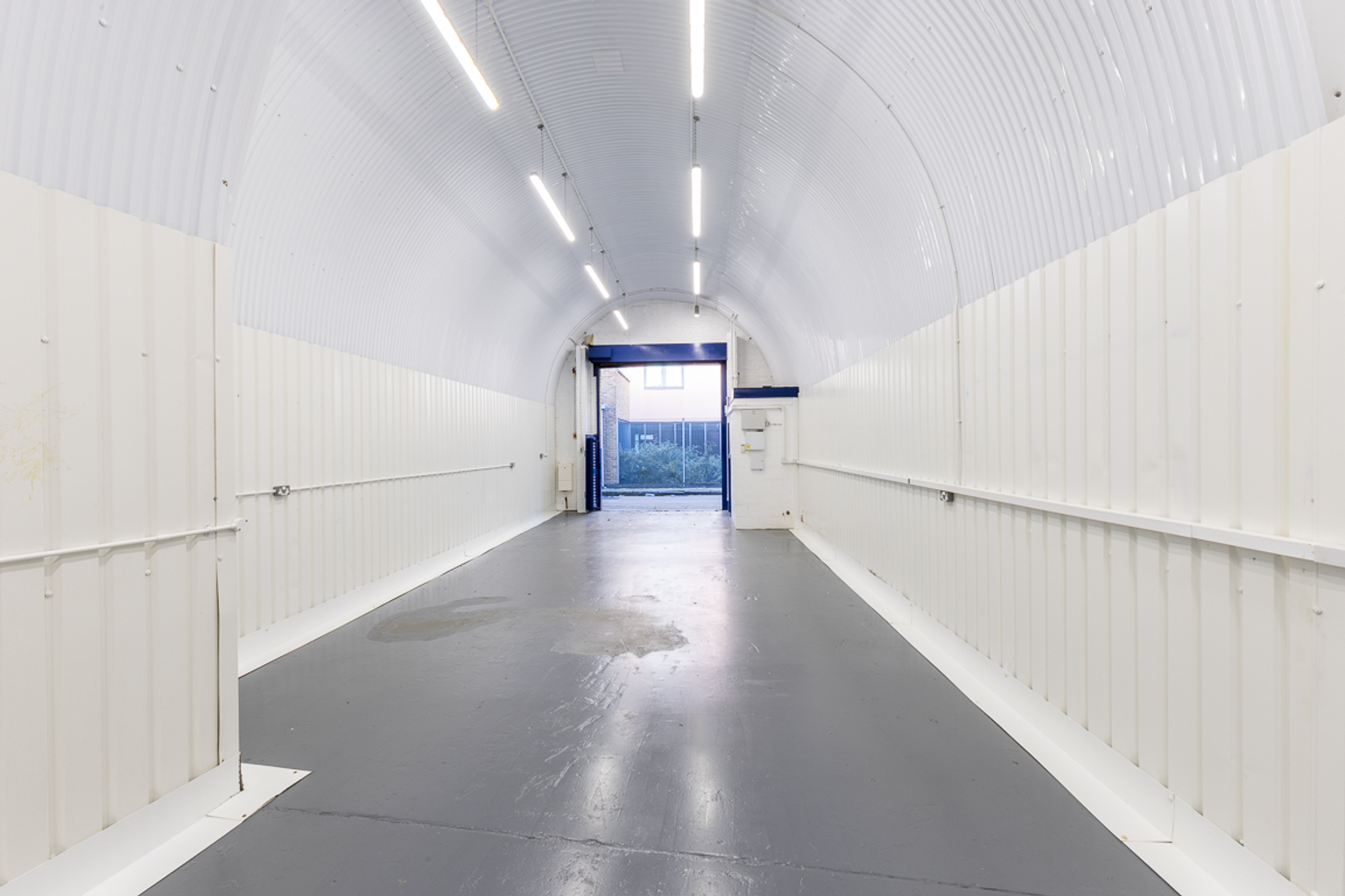 An empty arch with white lining