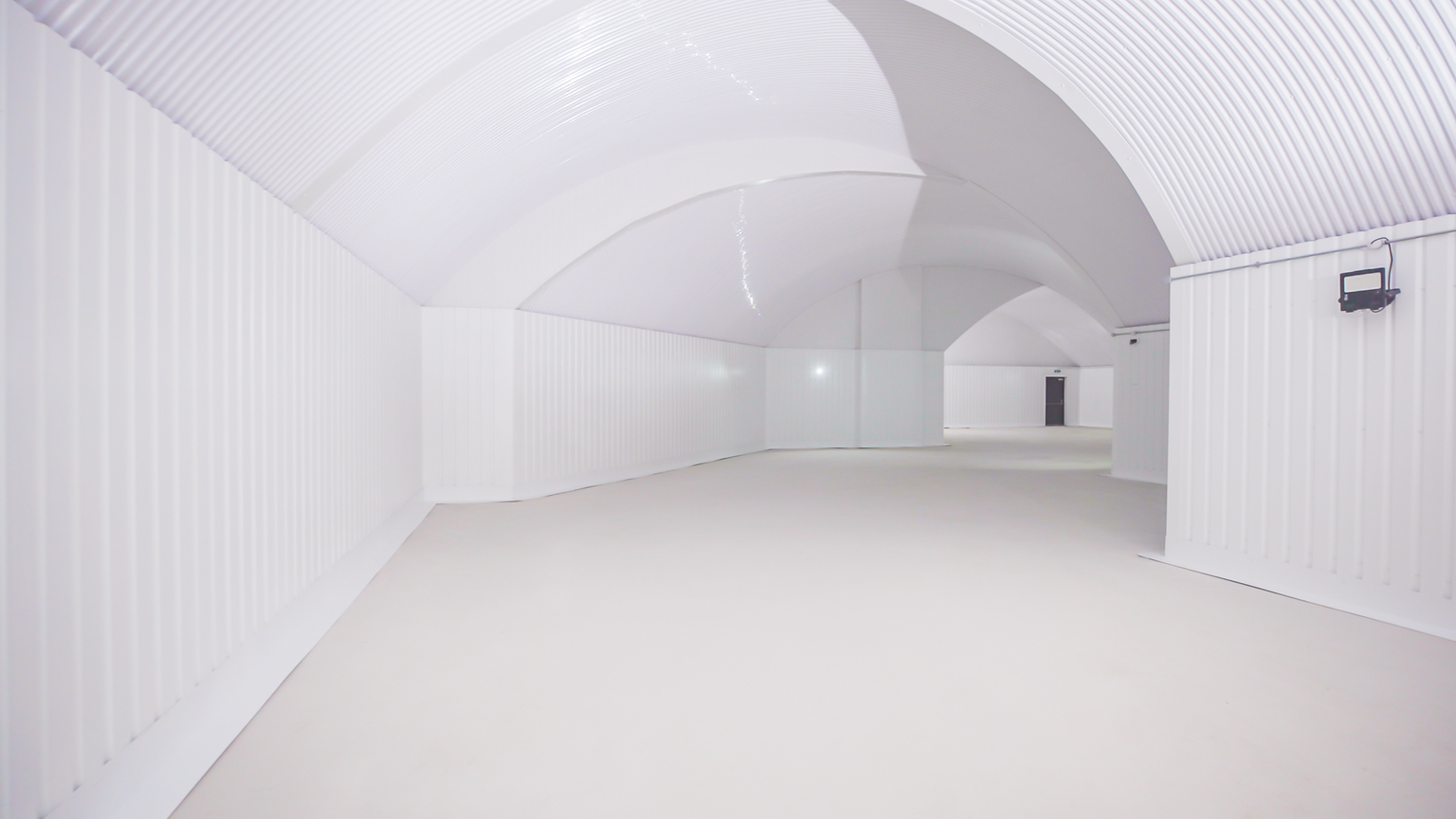 An empty arch with white lining