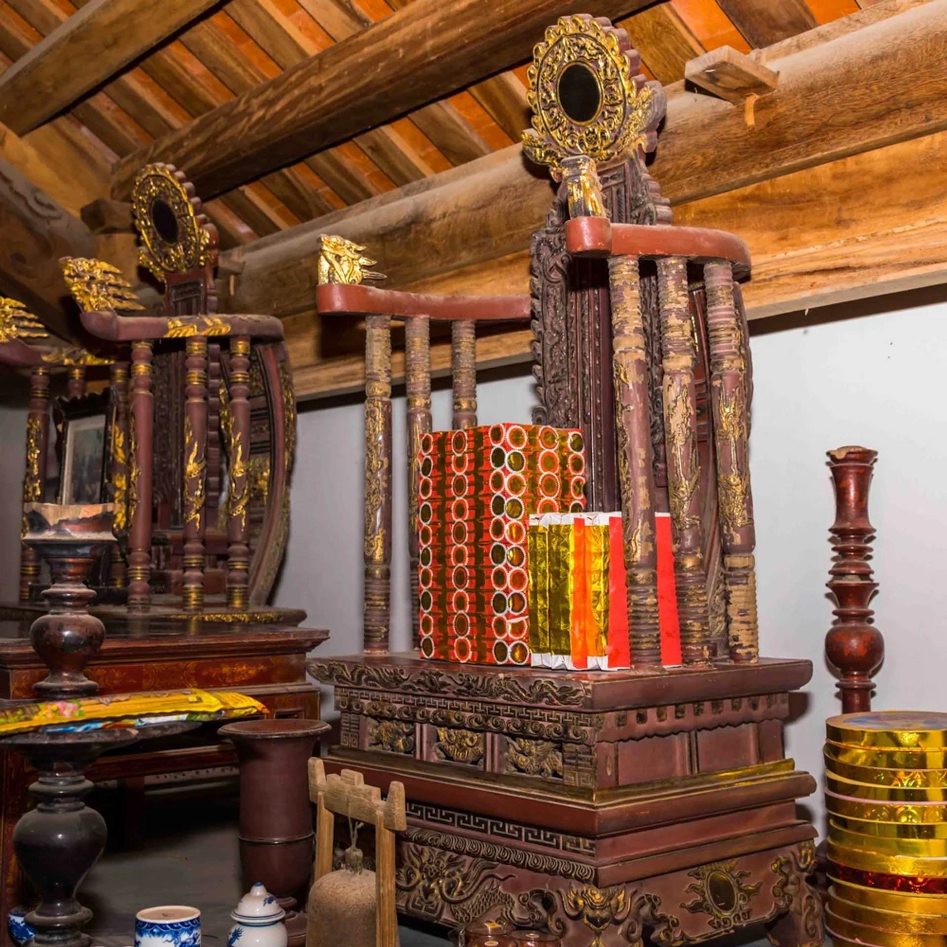 Long ngai bài vị thờ phu nhân Nguyễn Quý Kính