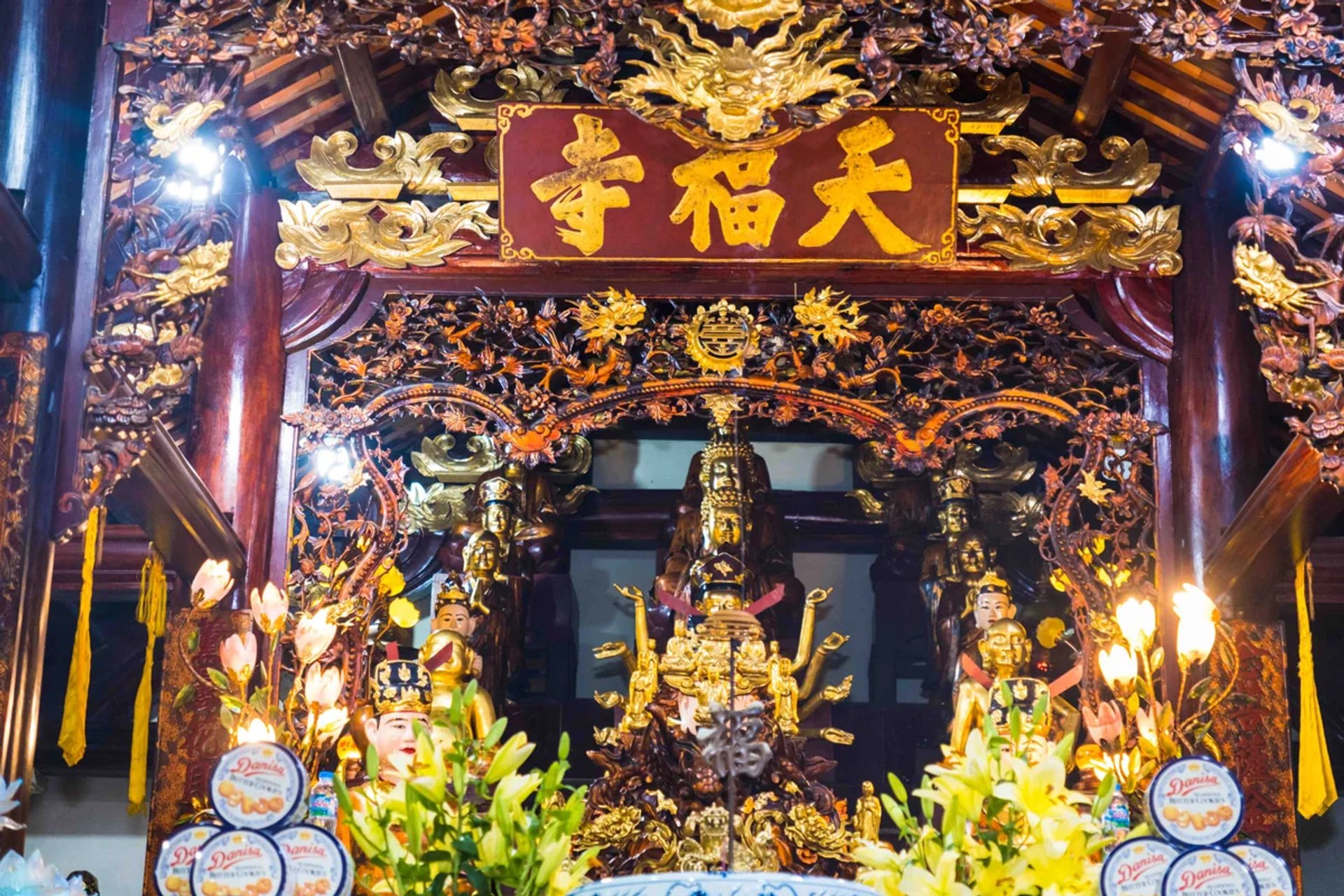 Tượng Quan Âm Thập nhị tý và chư Phật