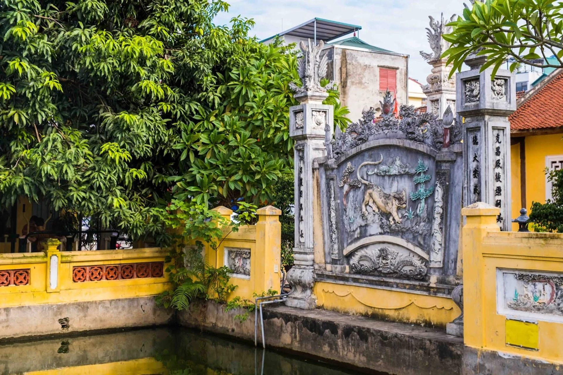 Bình phong đắp nổi Mãnh hổ hạ sơn tinh xảo