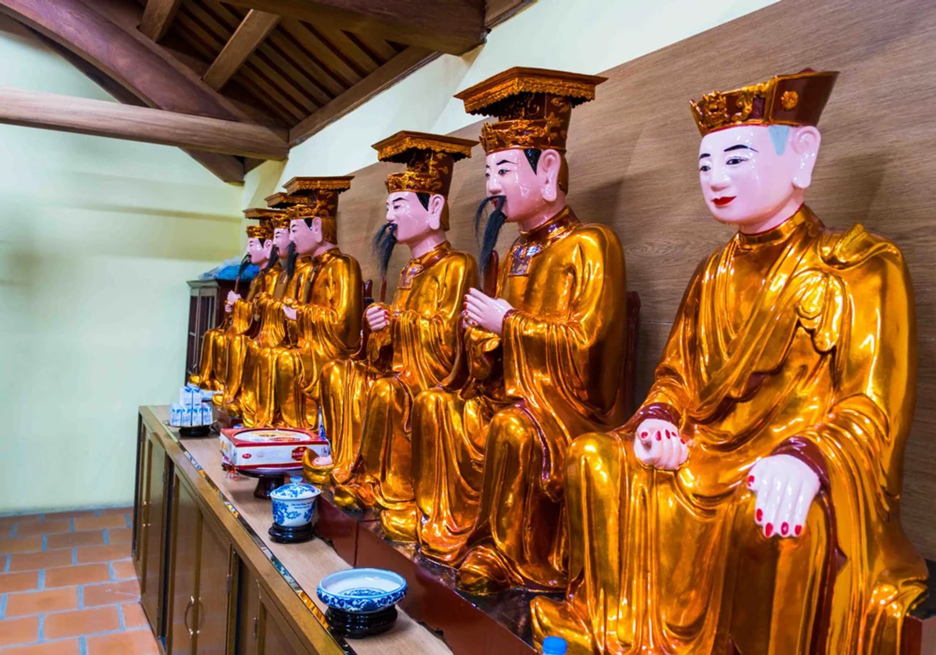 Không gian phụng thờ chư vị Tổ sư tiền bối